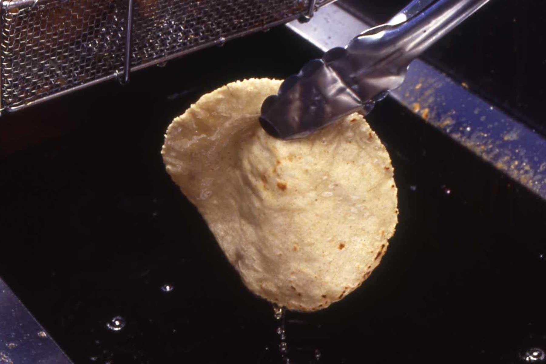 トルティージャを揚げる