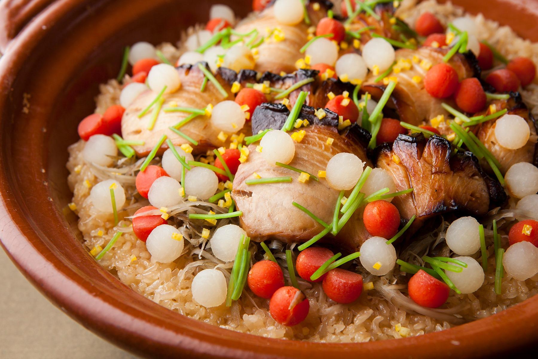 「銀座 小十」と聞いて思い浮かべるのは、オリジナリティに富んだ贅沢な土鍋ご飯。ある日の土鍋ご飯は、彩りも華やかな“ぶり牛蒡ご飯”。