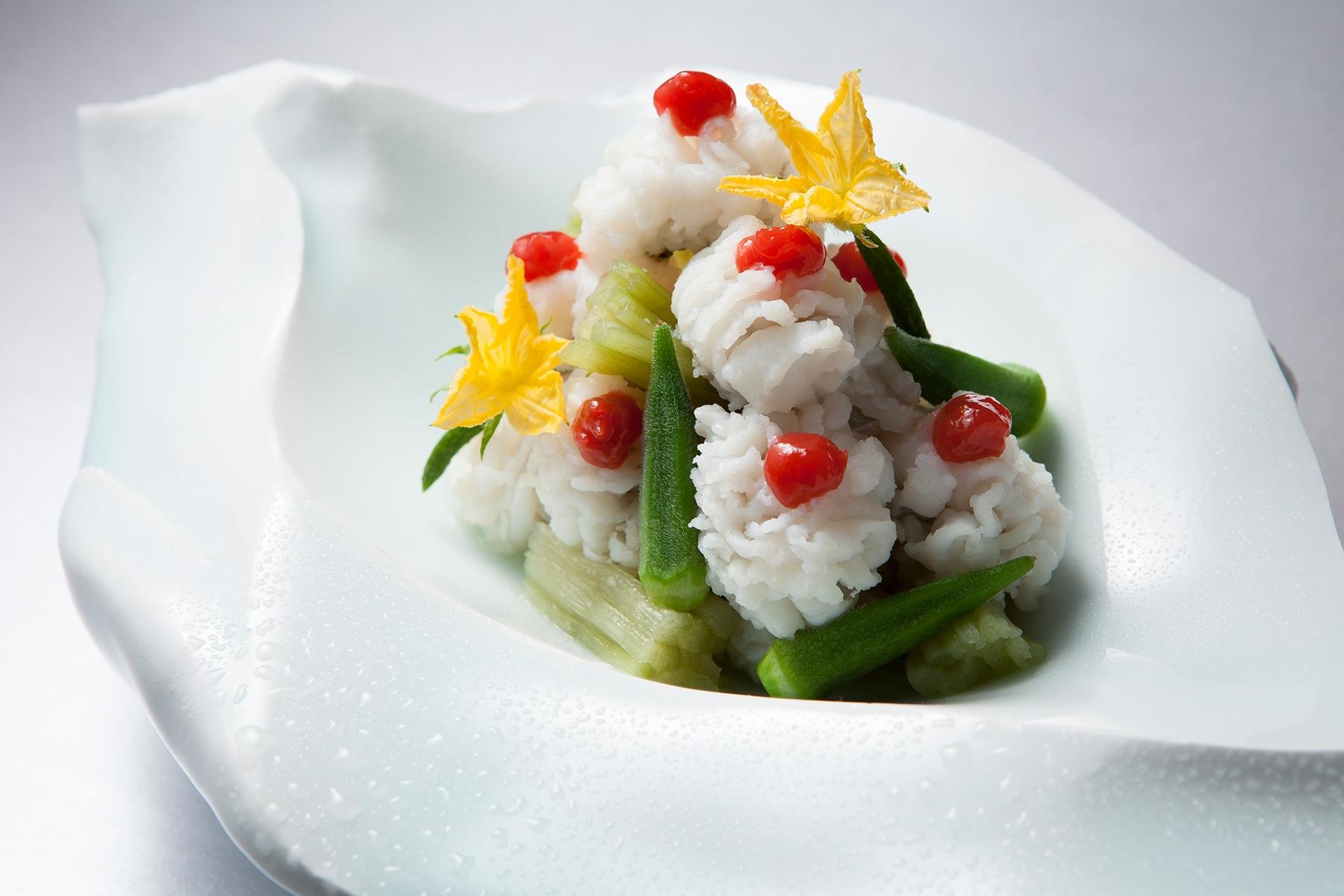 盛りつけの美しさが光る“鱧の湯引き 梅肉添え”。