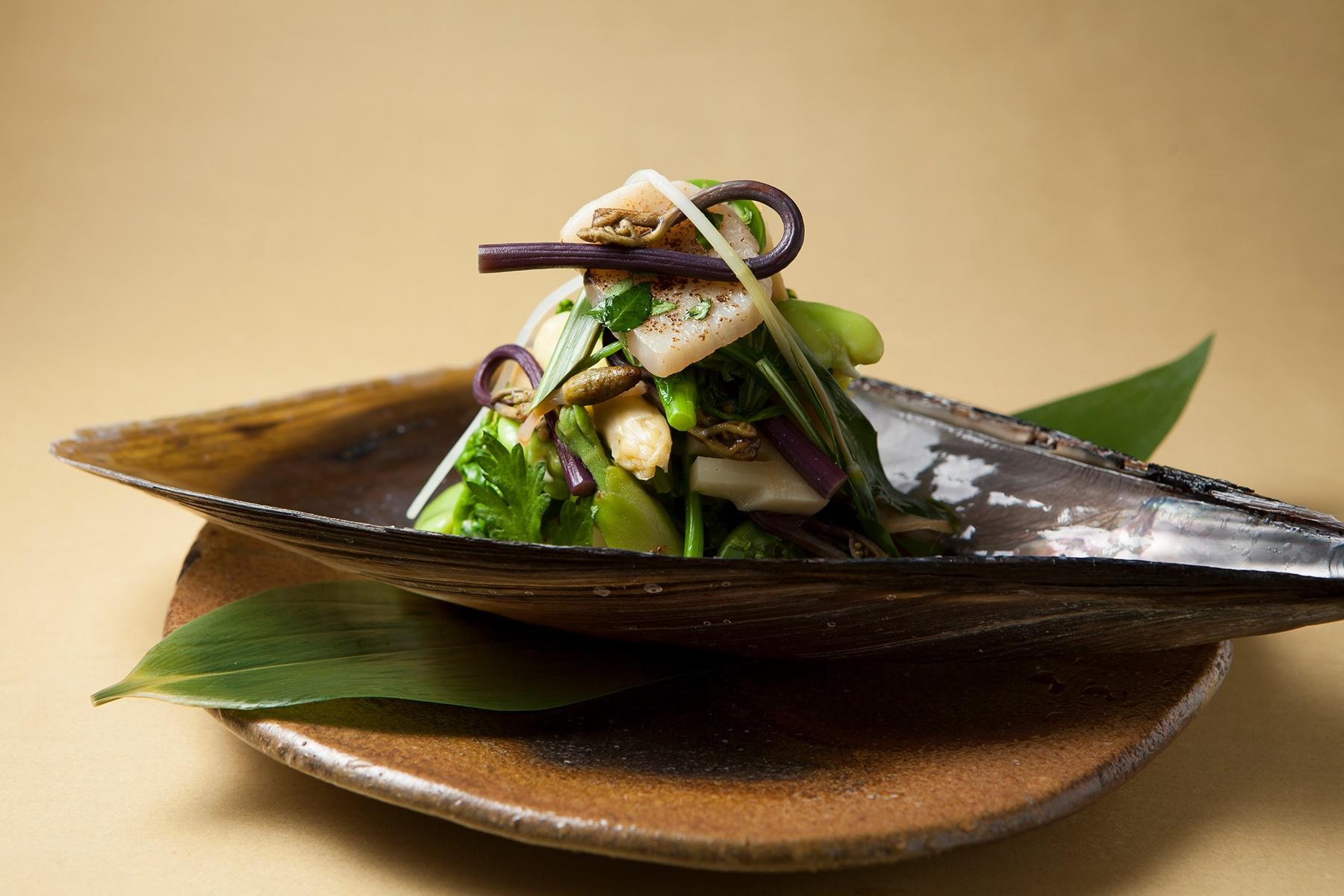 春を象徴する“平貝春菜づくし”。生命の息吹をいただく料理だ。