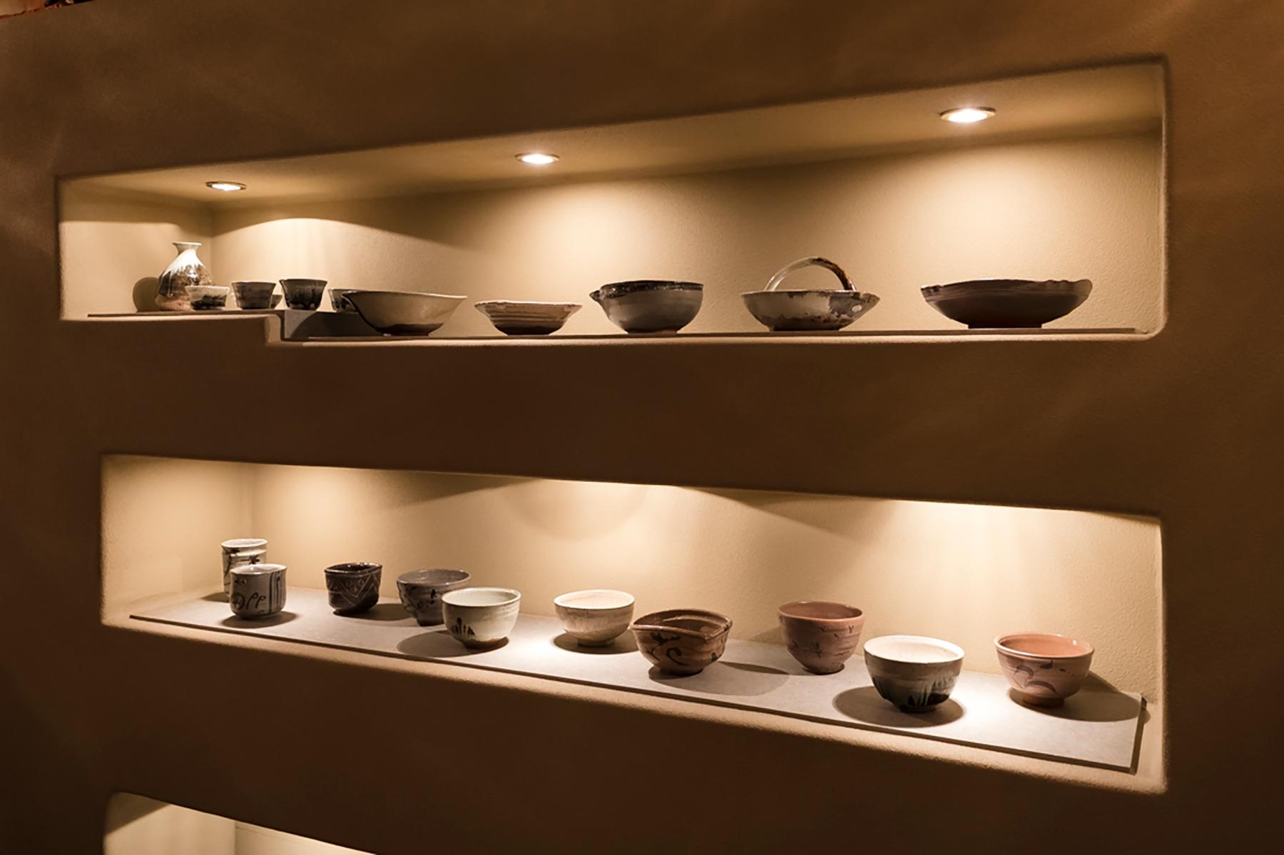 店名の由来ともなった、唐津焼の名匠・西岡小十の器が並ぶ。