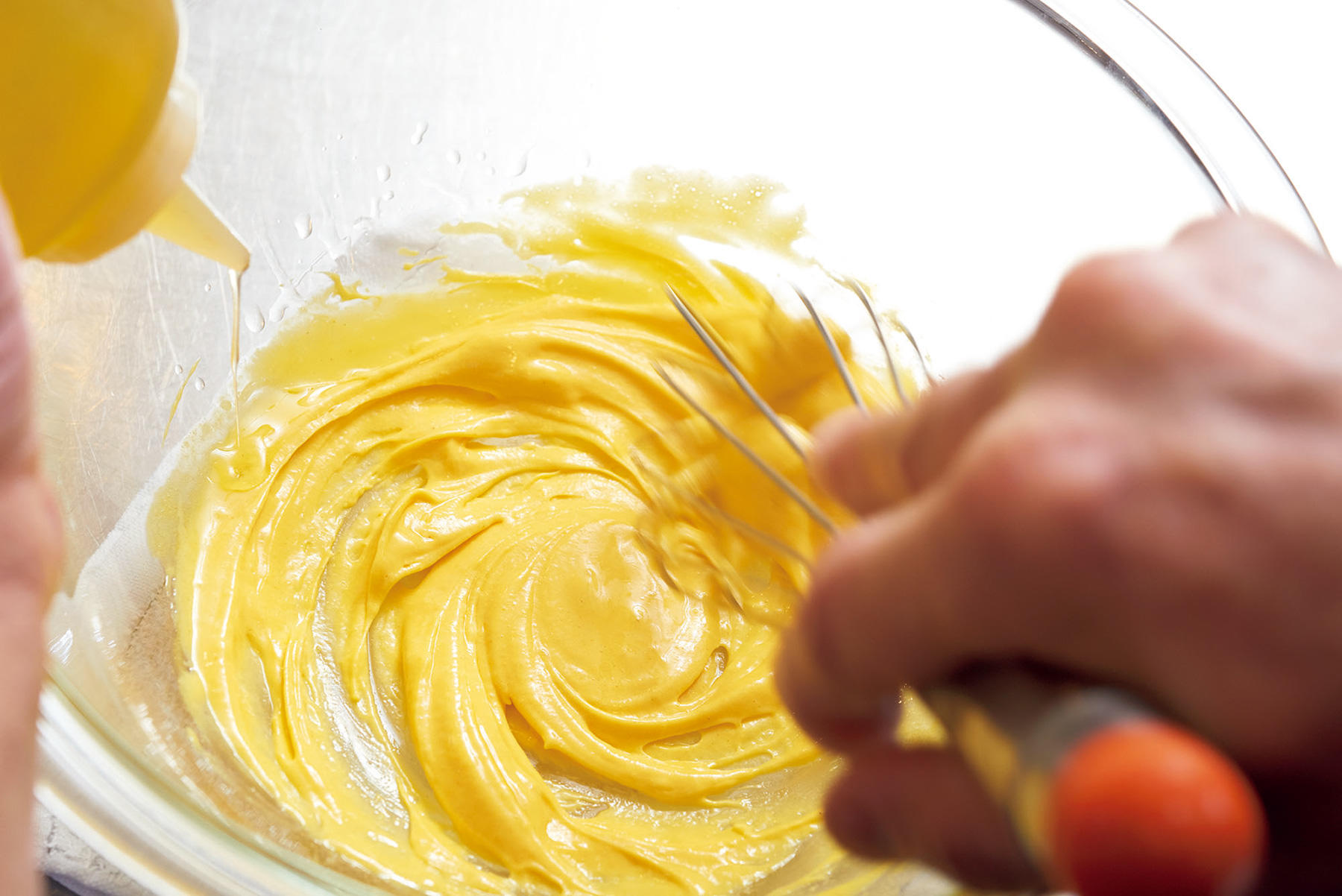 塩と油を加えてさらに混ぜる