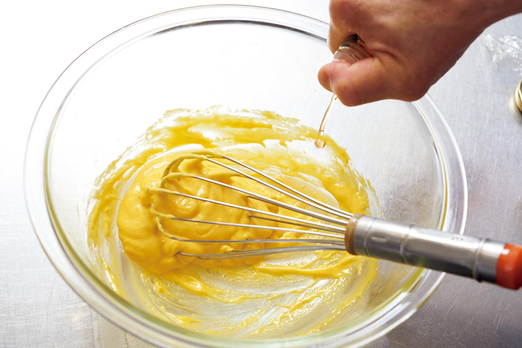 赤ワインビネガーを加えて混ぜる