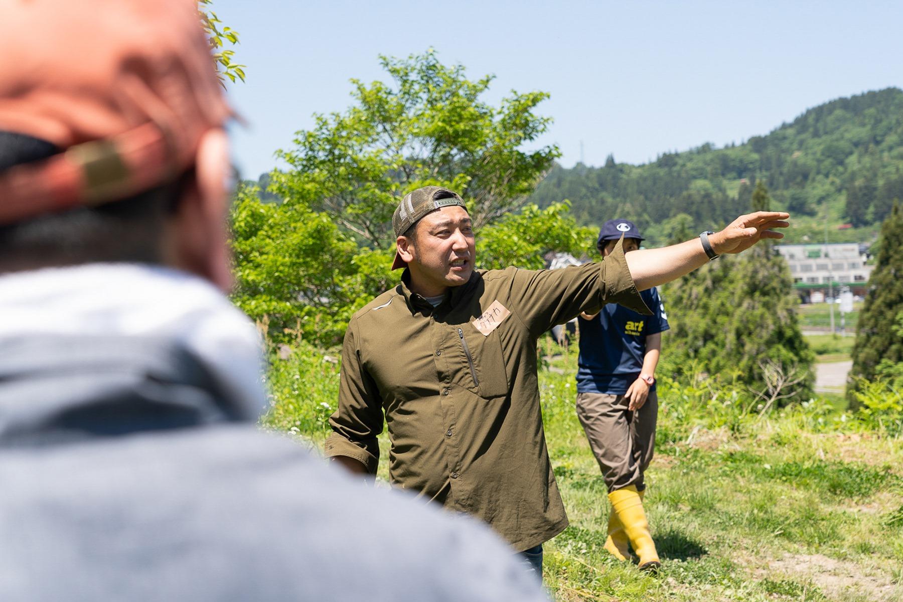 現地スタッフの竹中さんが丁寧に田植えについて教えてくれます。