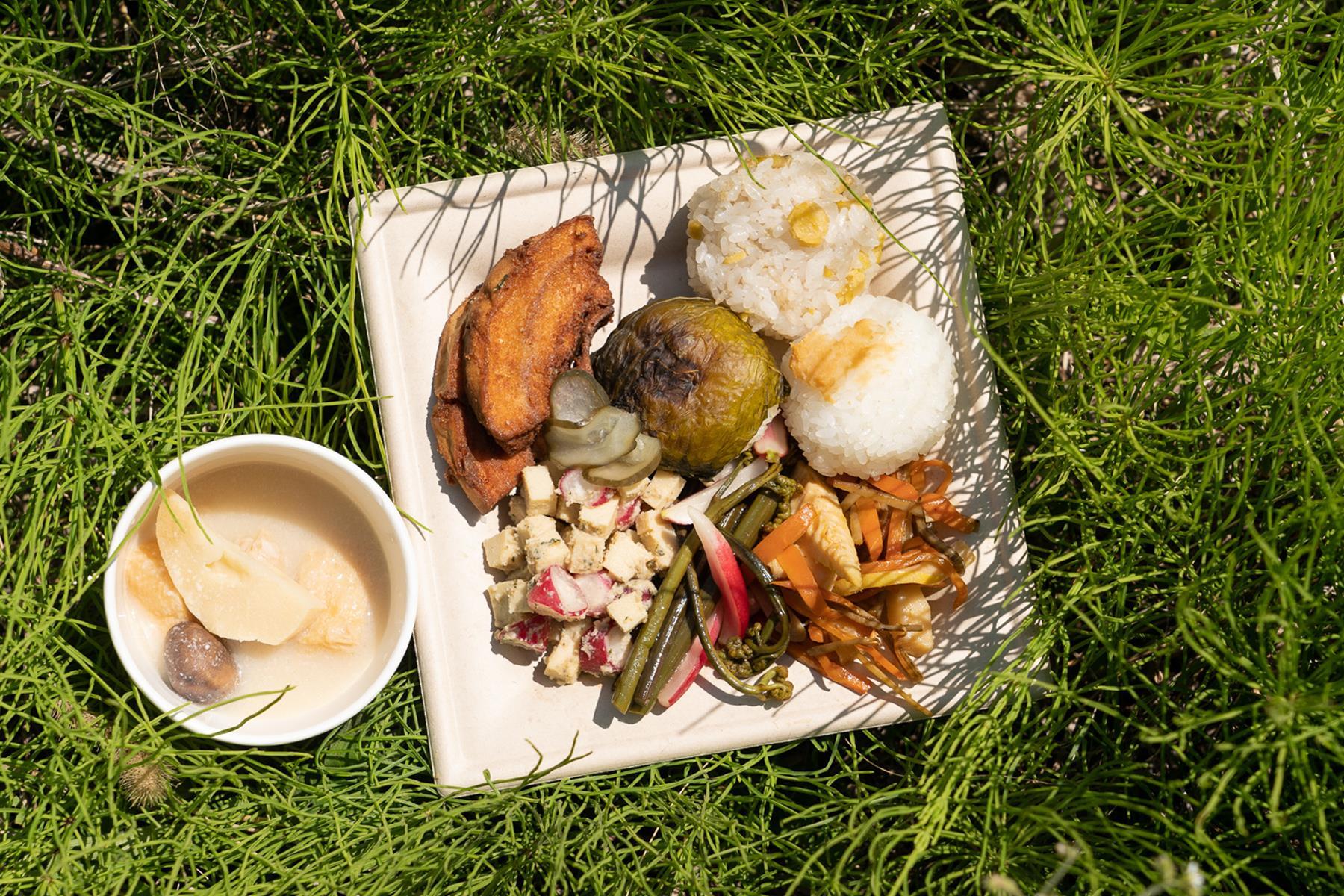 “べんけいめし”“魚沼の打ち豆で炊き込みごはん”“もうそう汁”“車麩の唐揚げ”など、おかずを好きなだけプレートに盛り付けて。みなさん残さずにいただきました！