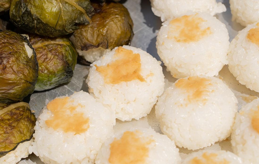 青菜を巻いた弁慶飯と、味噌おにぎり。“いただきます”まで待てない！