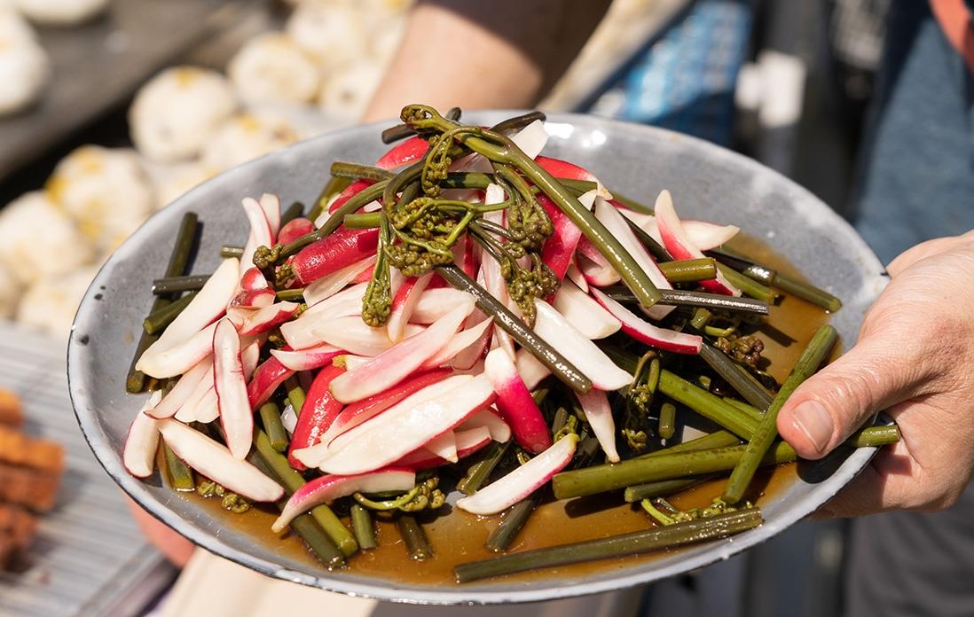わらびと赤大根のマリネ。疲れが吹っ飛ぶ爽やかさ！