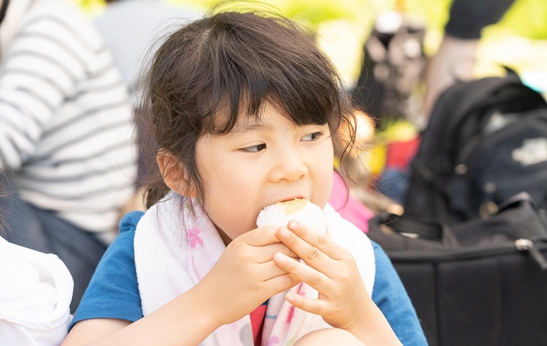 肉体労働のあとは、おにぎりでエネルギーチャージ！