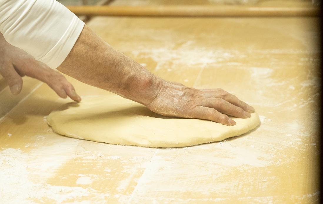 生地を手で広げ、