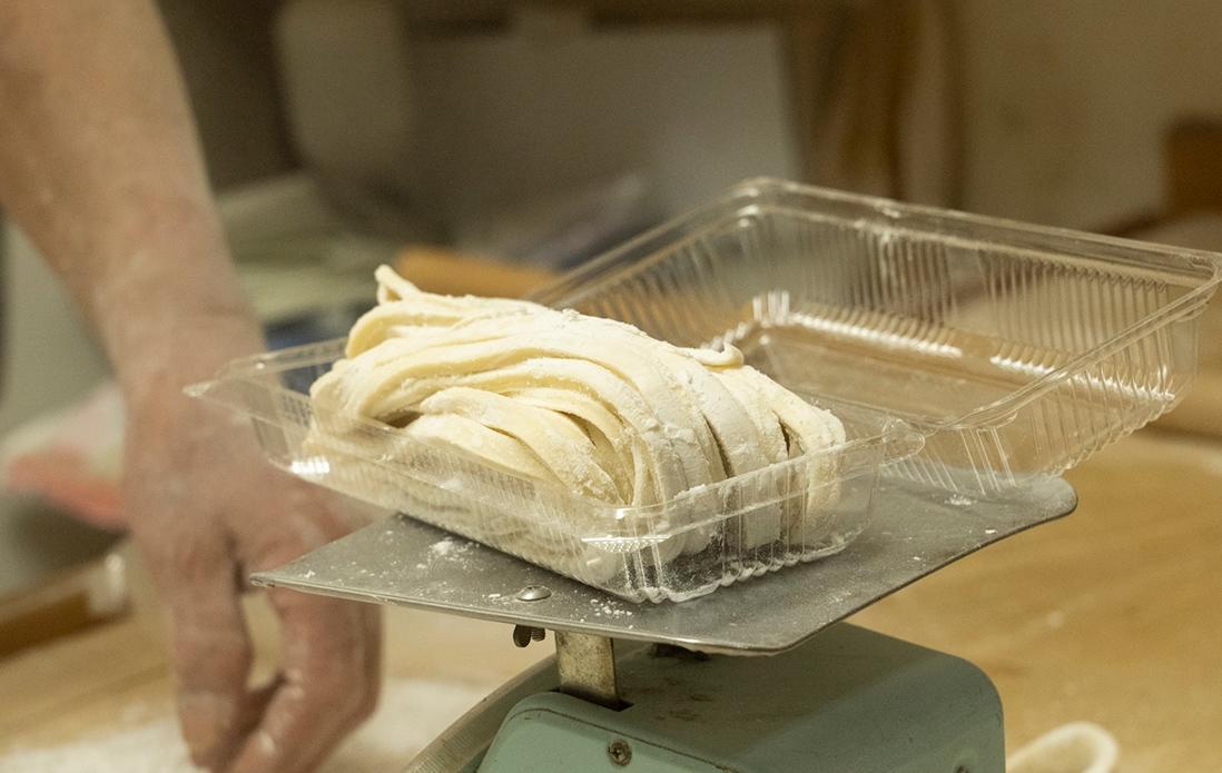 2人前500gを測ってパック詰め。この土産用は480円。