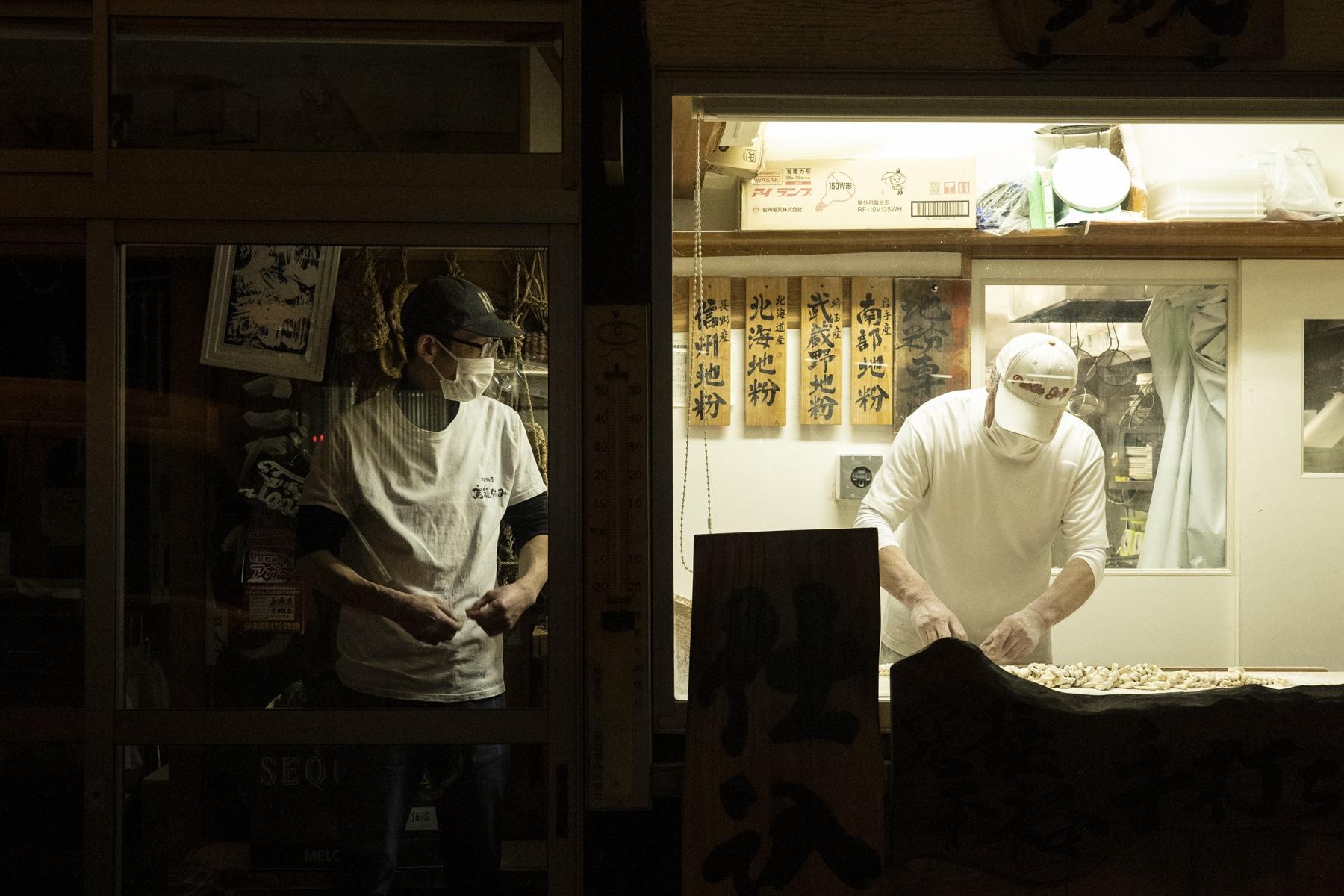 ラオウの動きを真似ながら“素振り”をする武闘派の弟子。