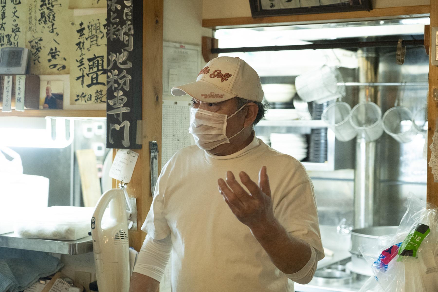 麺打ち後に熱く語るラオウこと、店主の井島秋三さん。