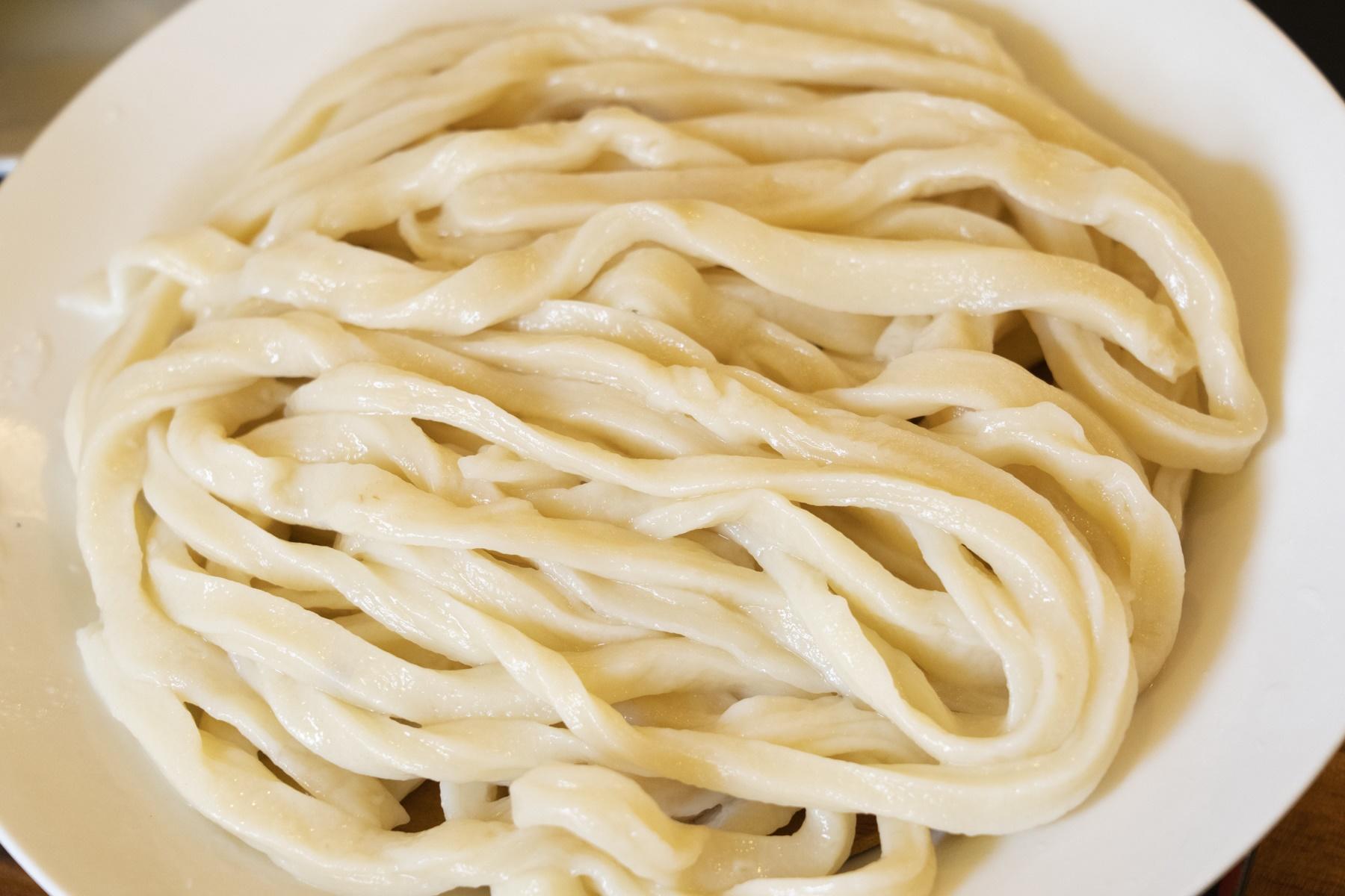 麺にして5時間ねかせた後、ゆでた駕籠休みのうどん。角がとれてしなやか。