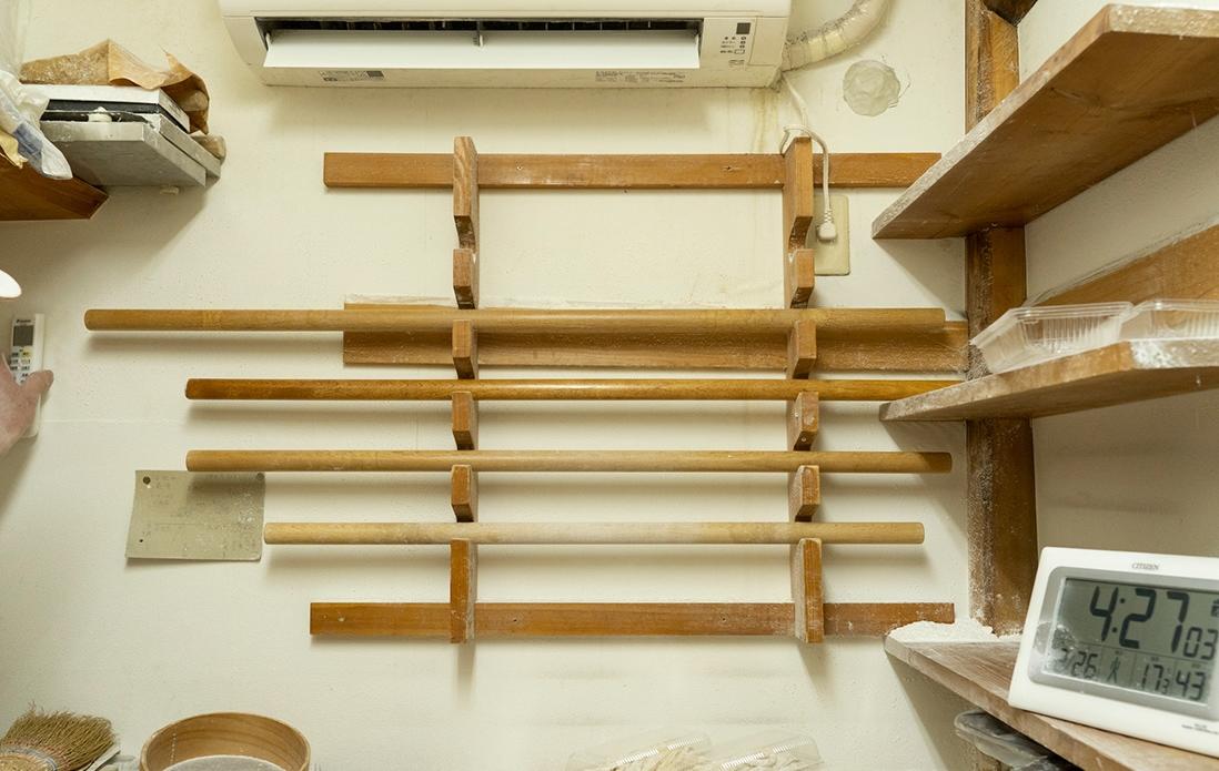 長さ太さの違う麺棒を使い分ける。