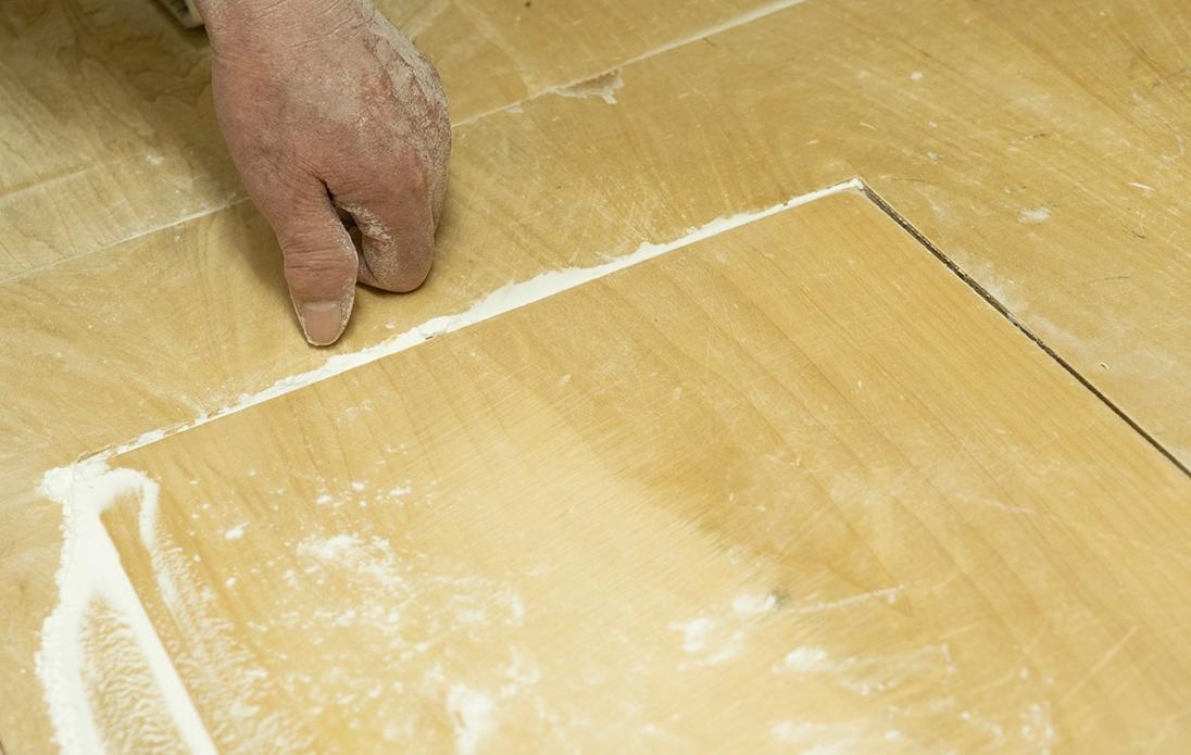 生地を伸ばした後すぐ切るために、麺打ち台にはめ込んだイチョウの木のまな板。