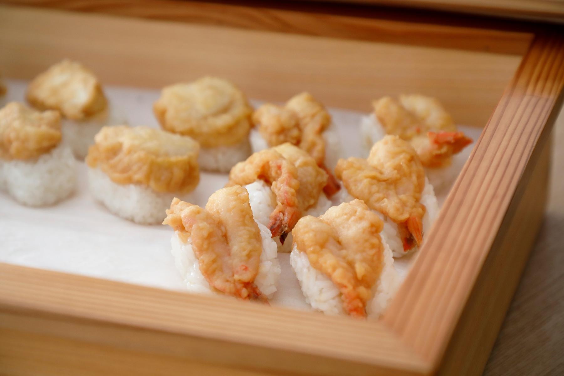 “天むす”250円～は、祇園時代に花街の踊りの会などの差し入れを、店主なりにアレンジ。海老はもちろん、鮭や鱈など時季の天ぷらが、小ぶりなおにぎりの上に、寿司ネタのように乗っている。昼はテイクアウトと店内で、夜もいただけます。“天むす”250円～は、祇園時代に花街の踊りの会などの差し入れを、店主なりにアレンジ。海老はもちろん、鮭や鱈など時季の天ぷらが、小ぶりなおにぎりの上に、寿司ネタのように乗っている。昼はテイクアウトと店内で、夜もいただけます。