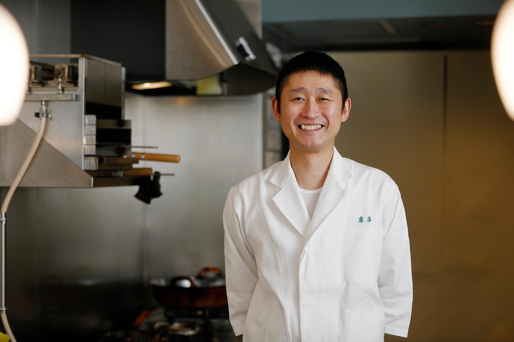 店主の北聡仁さん。口数は多くないけれど、丁寧な仕事ぶりはオープンすぎる店内ゆえ、カウンター席からよく見える。仕事ぶりを見ているだけで美味しさが伝わってくる。