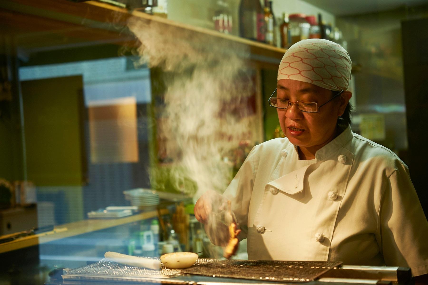 鶏を焼いて早19年。「ちゃこーる」店主の高橋久子さん。