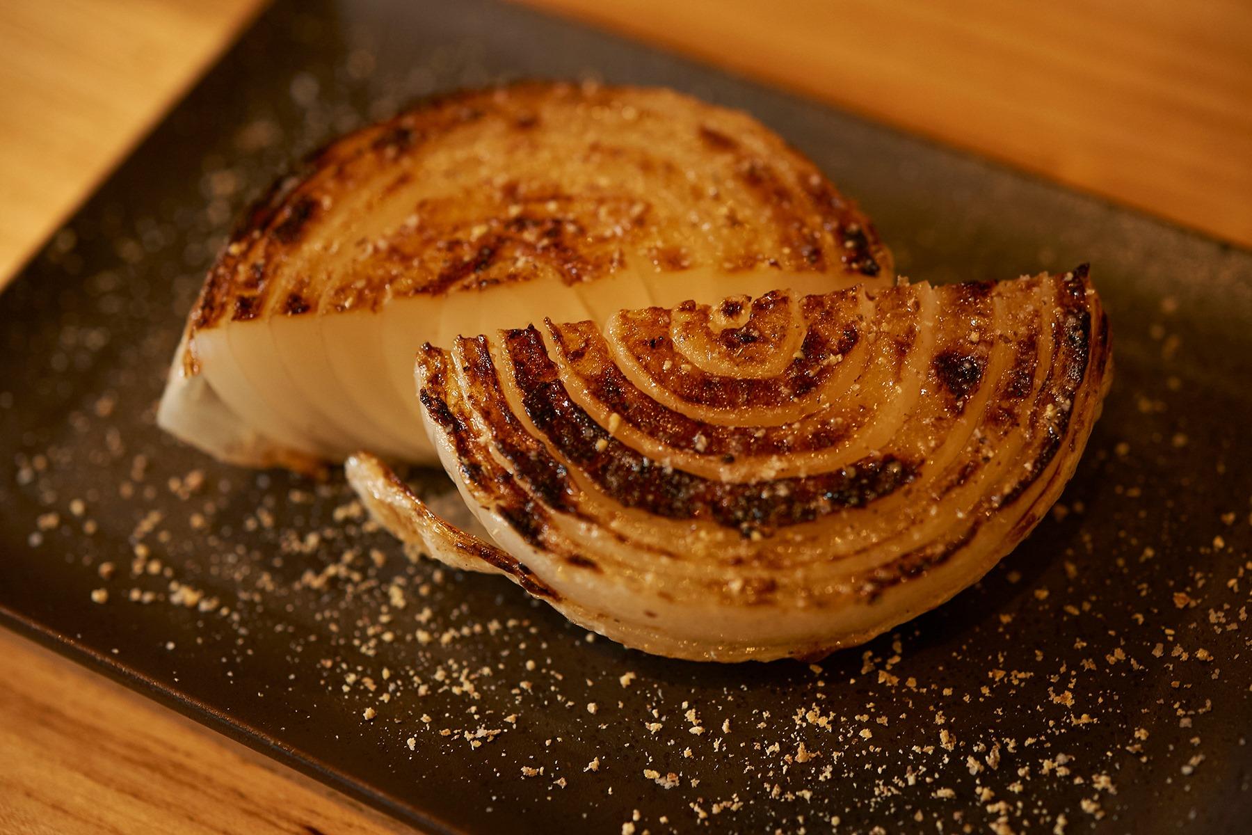 淡路産玉ねぎ350円。じっくり焼いた甘味とジューシーさが抜群!