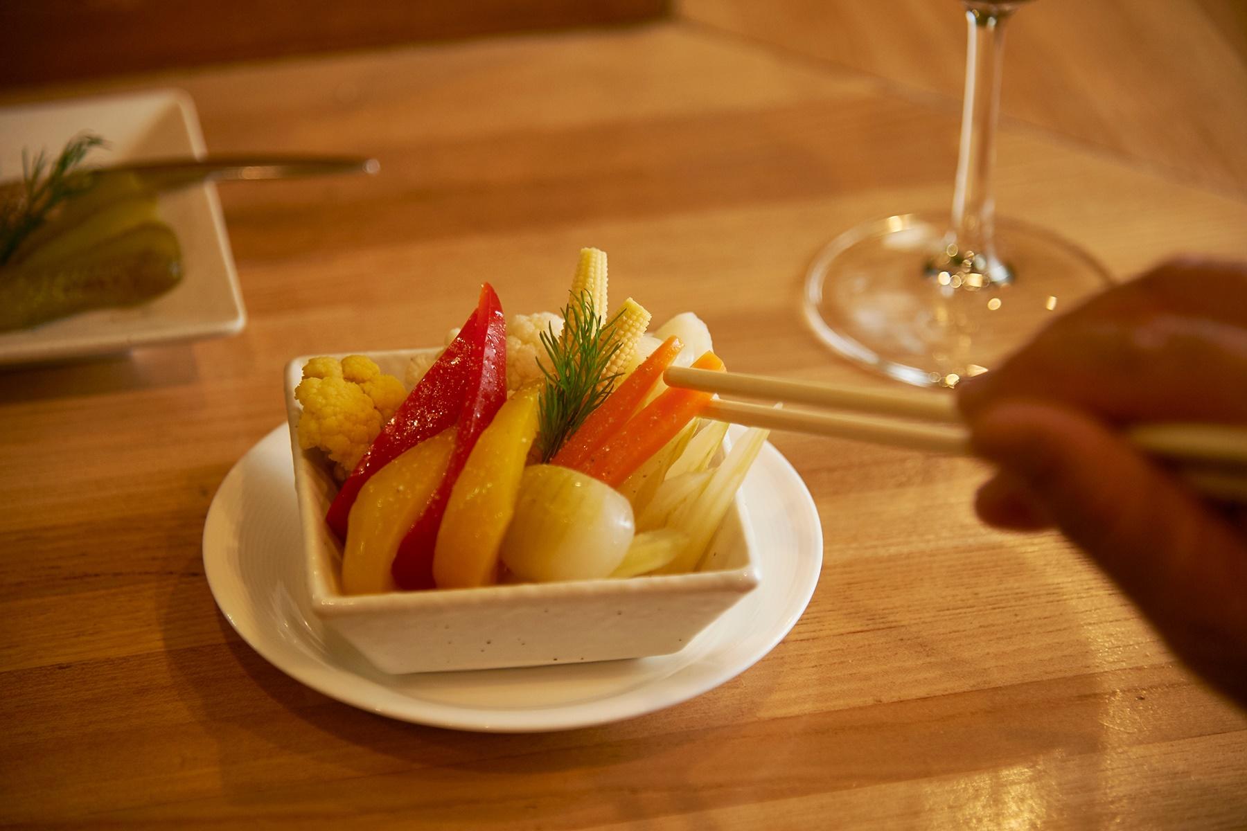 たっぷり盛られる、彩り野菜のピクルス400円。