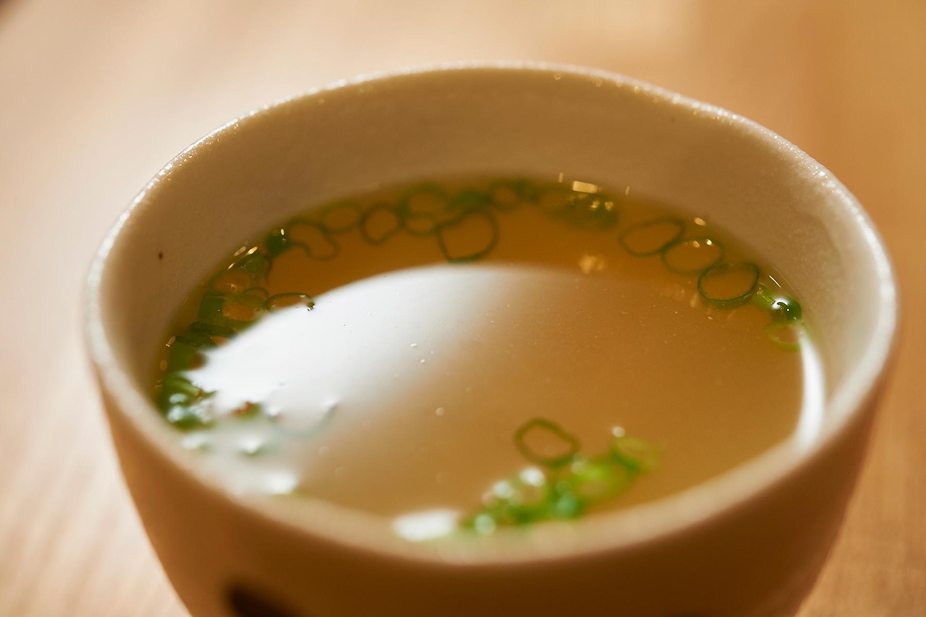 ガラを炊いて塩のみで調味した鶏のスープ300円で〆。五臓六腑に染み渡る滋味深い味わいです。