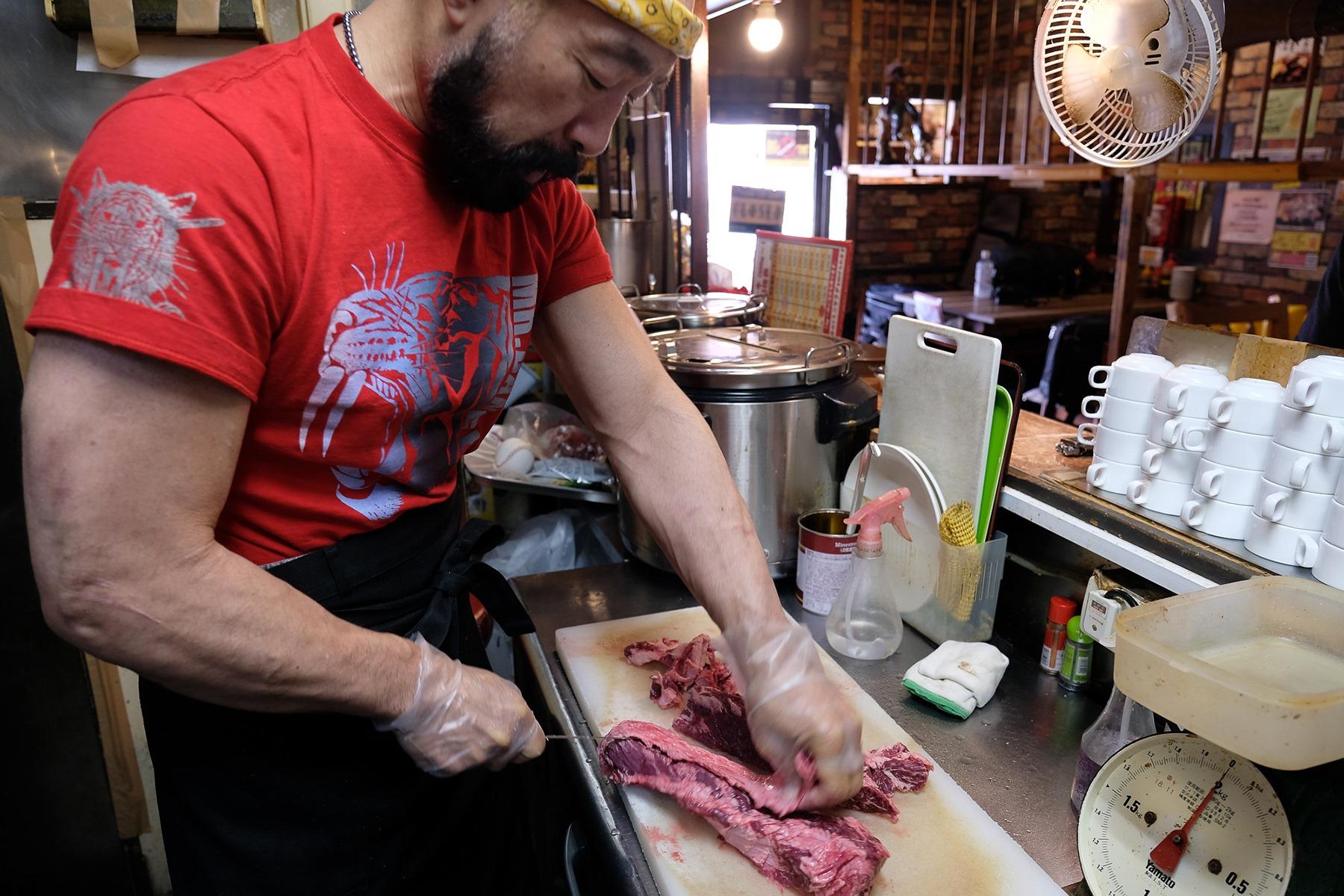 最盛期から20kg体重が落ちたそうだが、作業する姿は今なお凄みに溢れている。