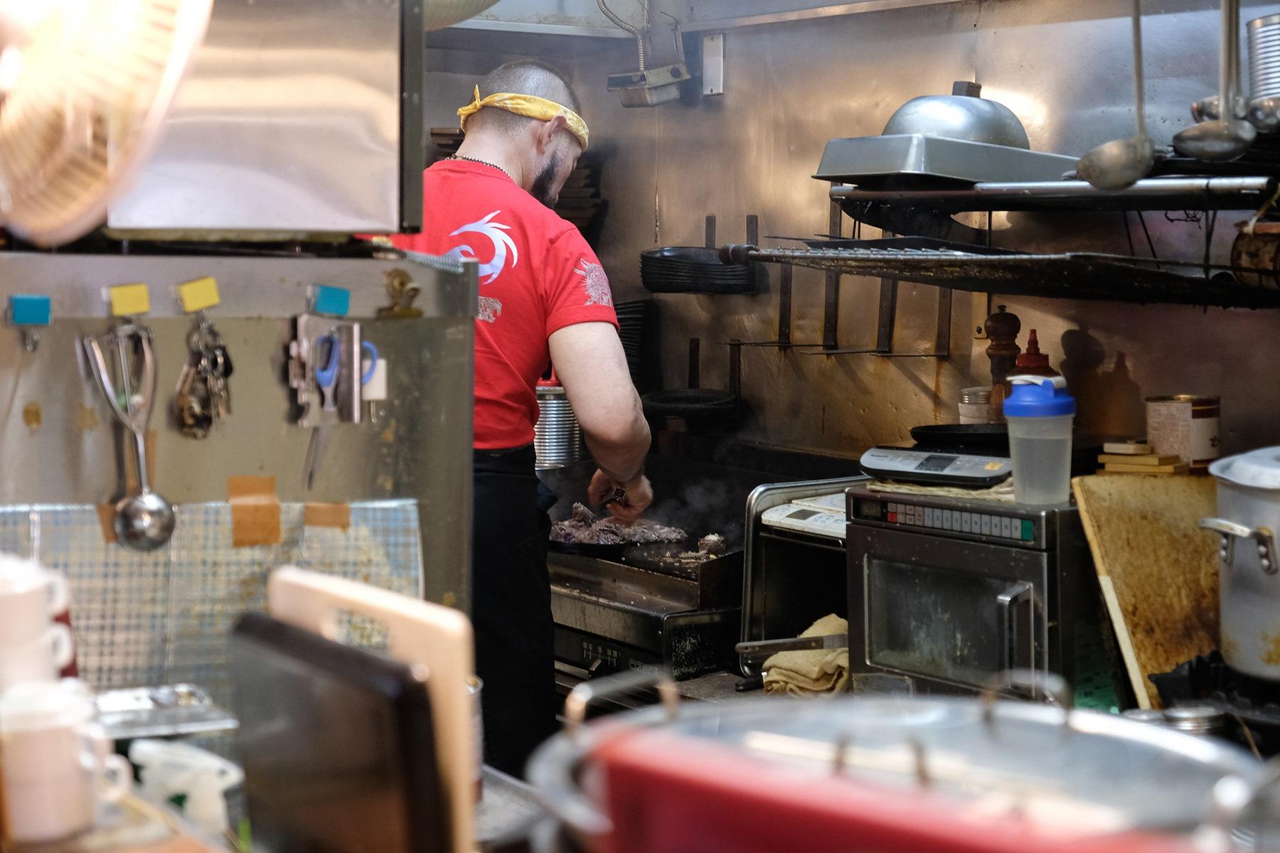 鉄板前が松永さんの定位置。客席からは見えない厨房の奥で、毎日魂を込めてステーキを焼く。