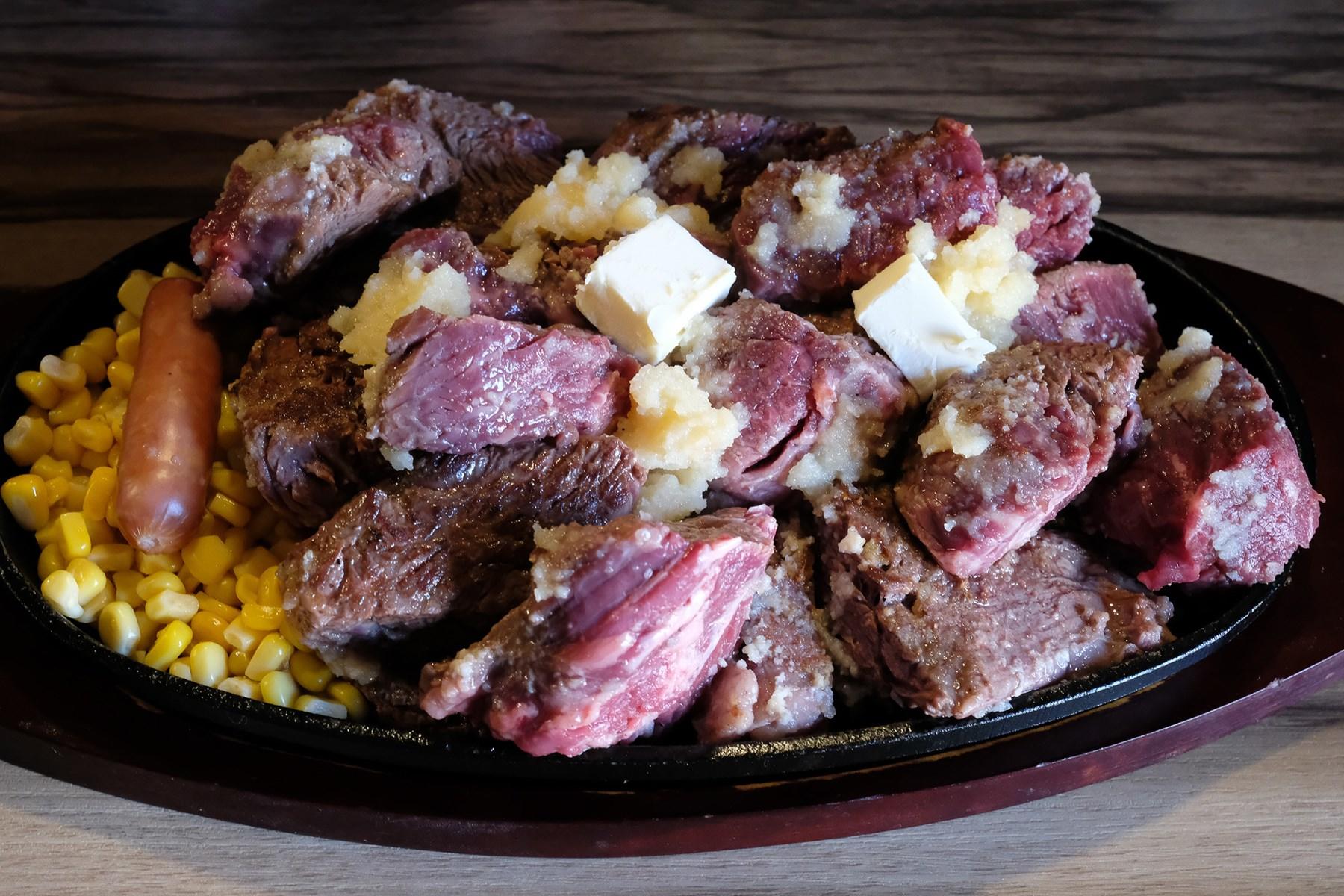 1kgの“デンジャーステーキ”5,100円也。150gから最大1kgまで、50~100g刻みの量を注文することができる。