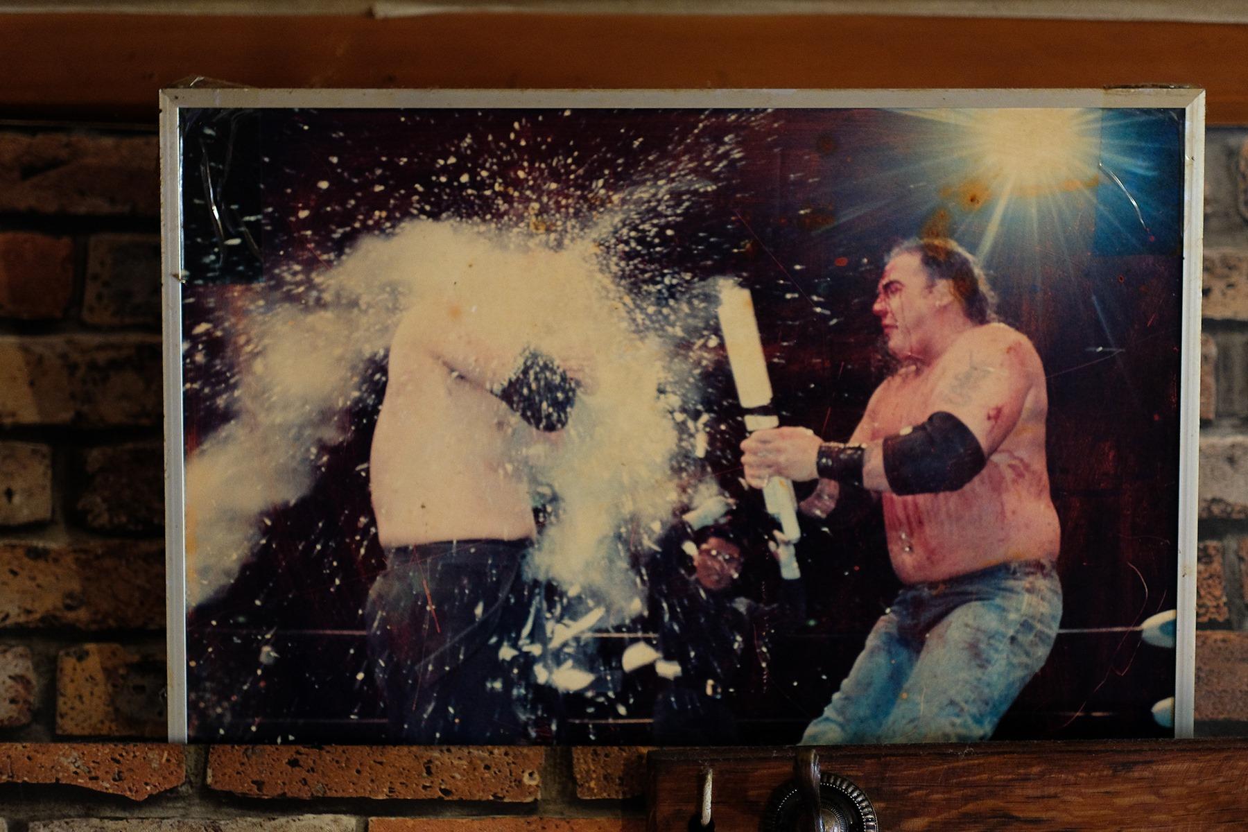 1997年に松永さんが考案した蛍光灯デスマッチは、LEDが普及した現在も継承され続けている。