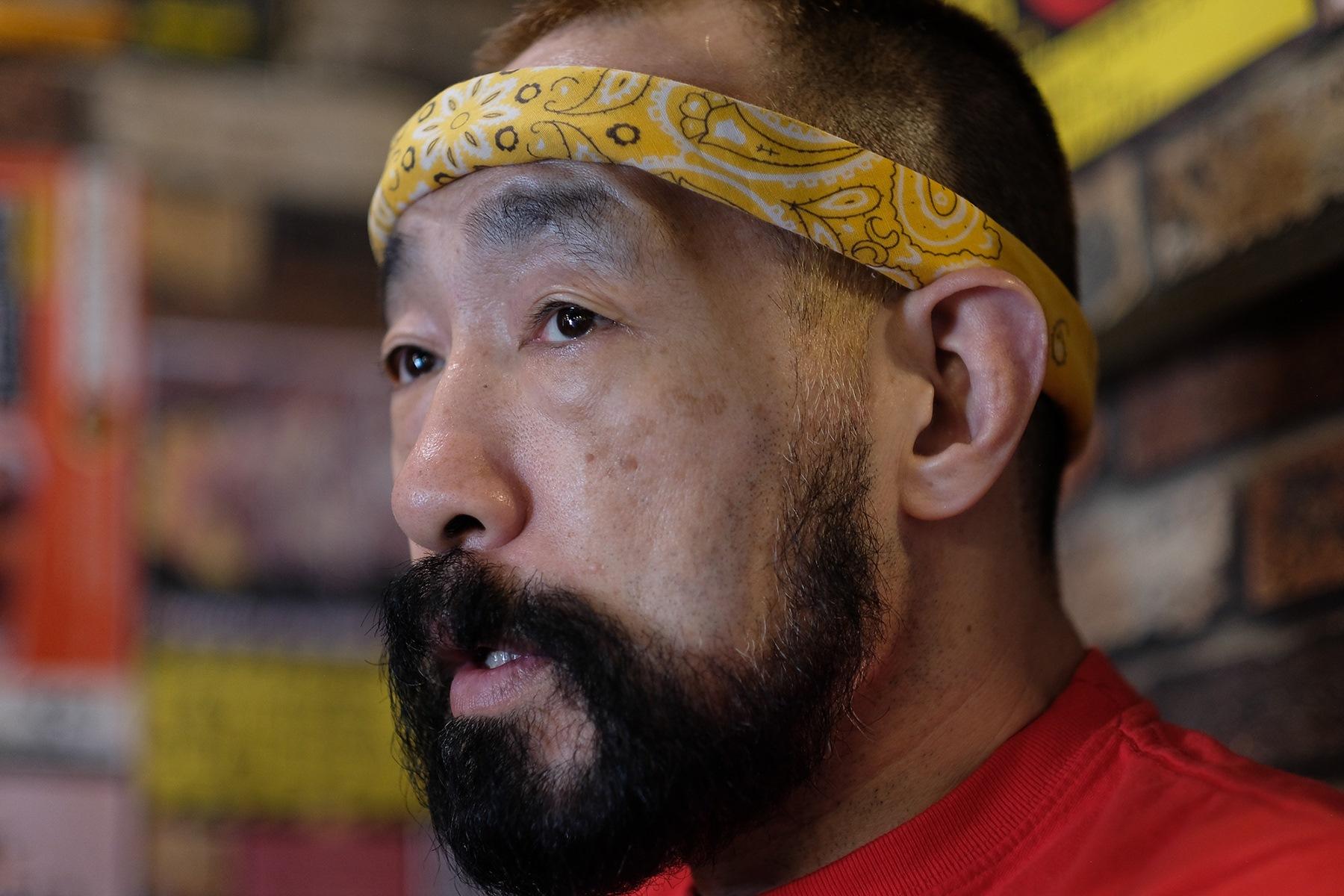 ときおり宙を見つめて当時を思い出しながら、伝説の“バルコニーダイブ”について語ってくれた。