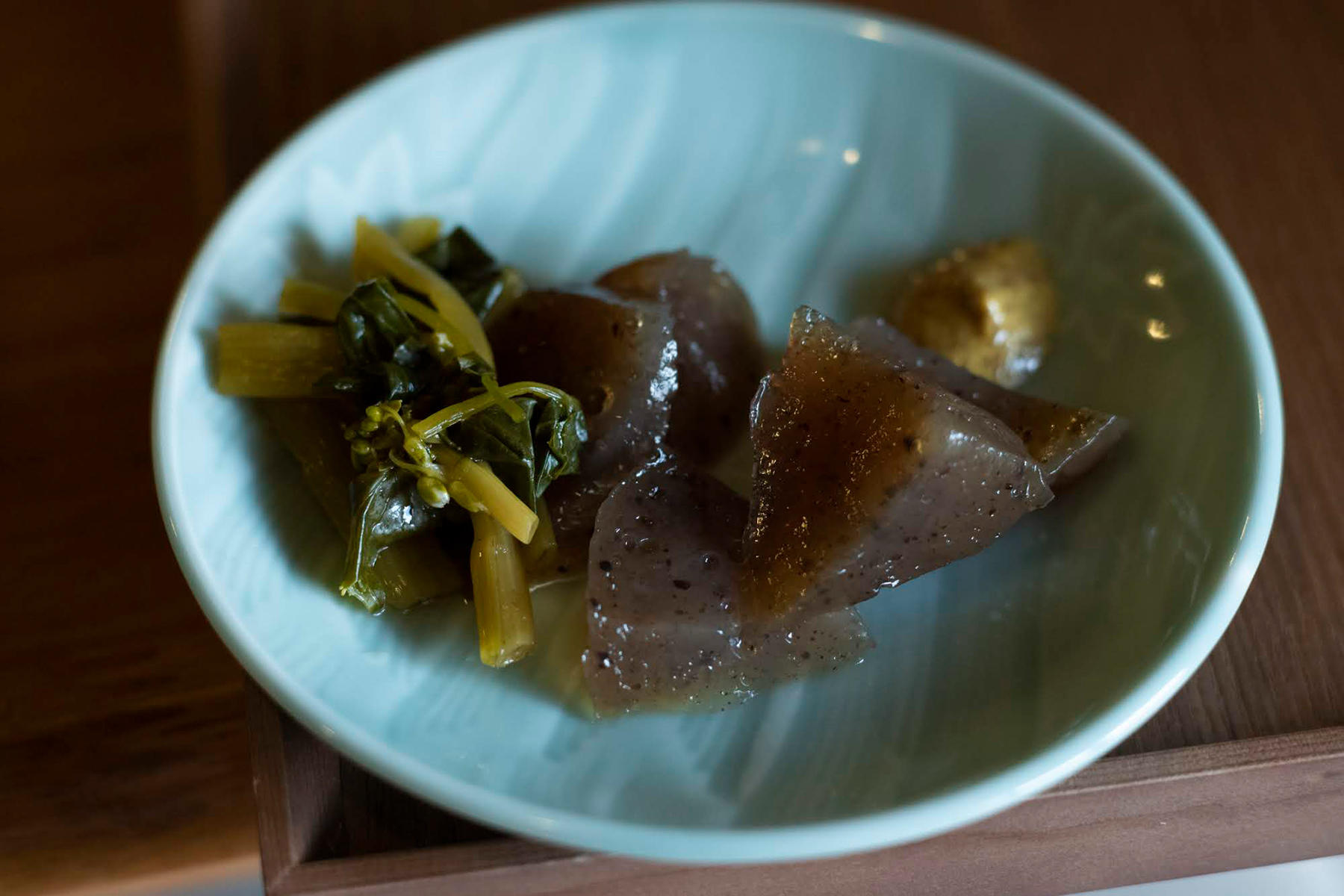 和芥子を添えたこんにゃくの三杯酢と花山葵の醤油漬け