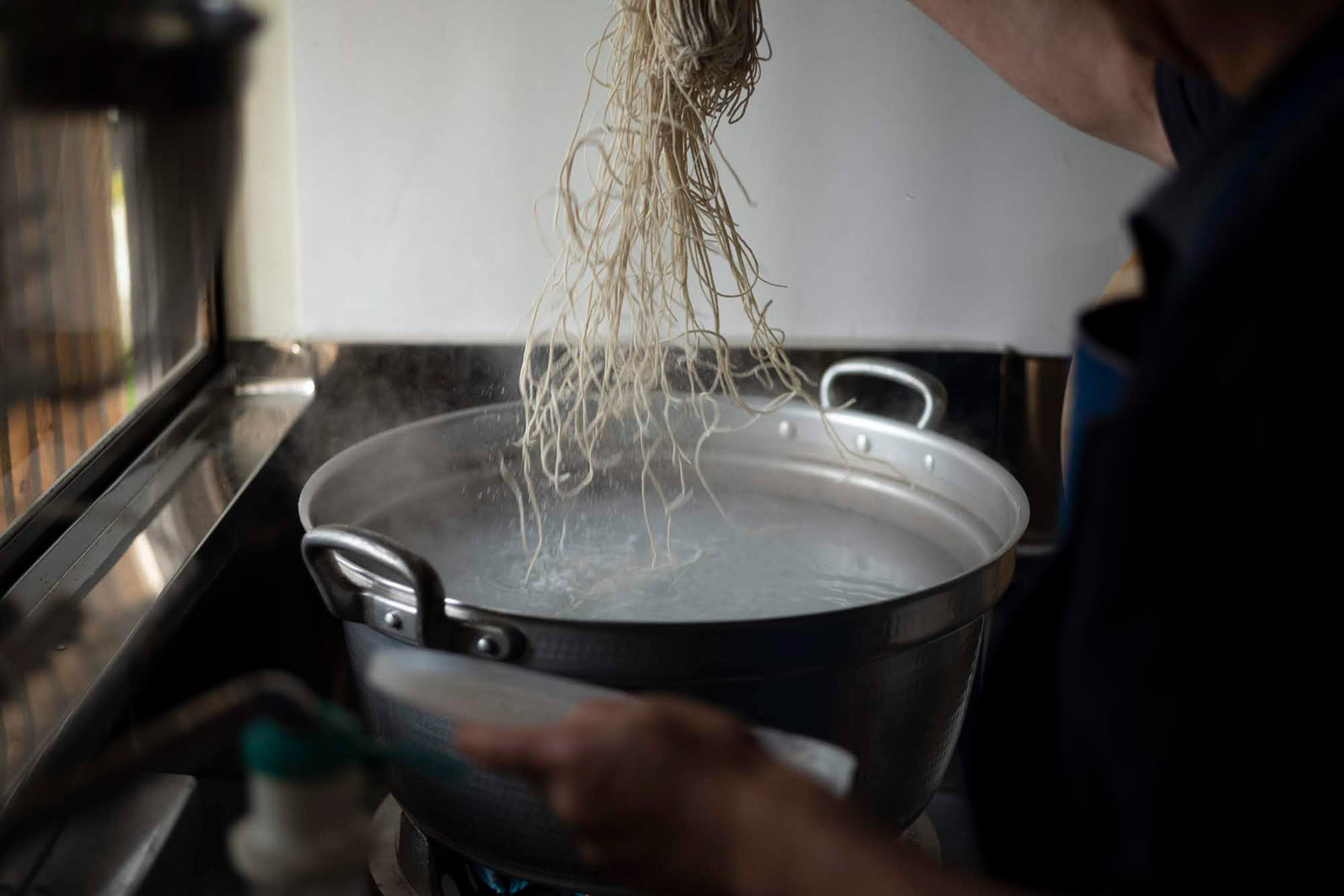 大きな鍋で茹でる