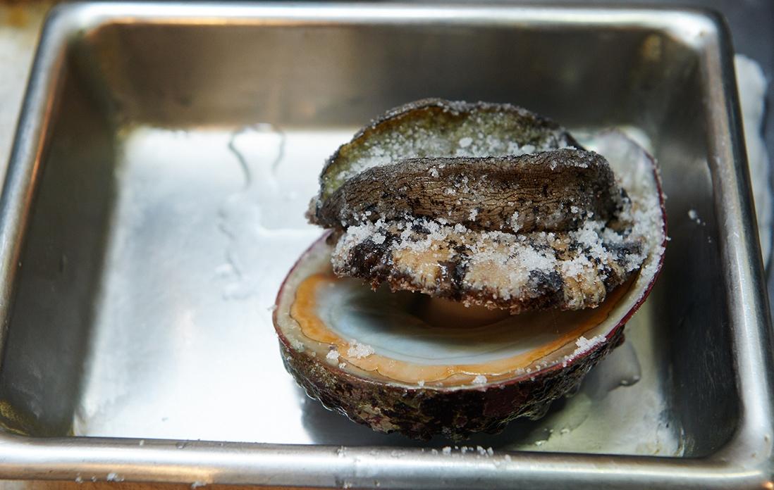 この日仕入れてきたのは千葉県産の黒鮑。