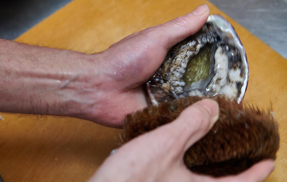 たわしでゴシゴシ。付着した汚れを落としていく。