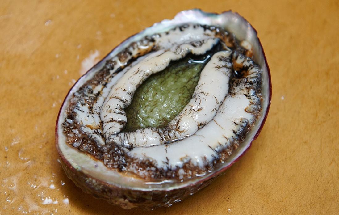 しっかり水洗いし、鮑の身本来の色味が見えてきた。