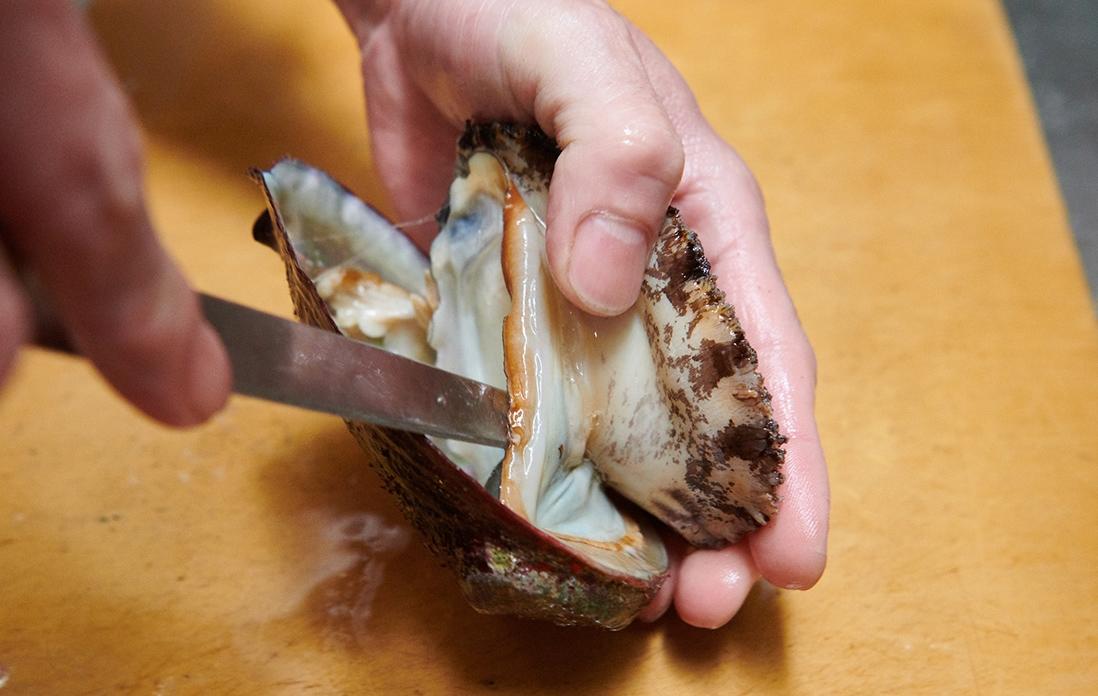 身を傷つけないよう、柱を切って殻から身を外す。