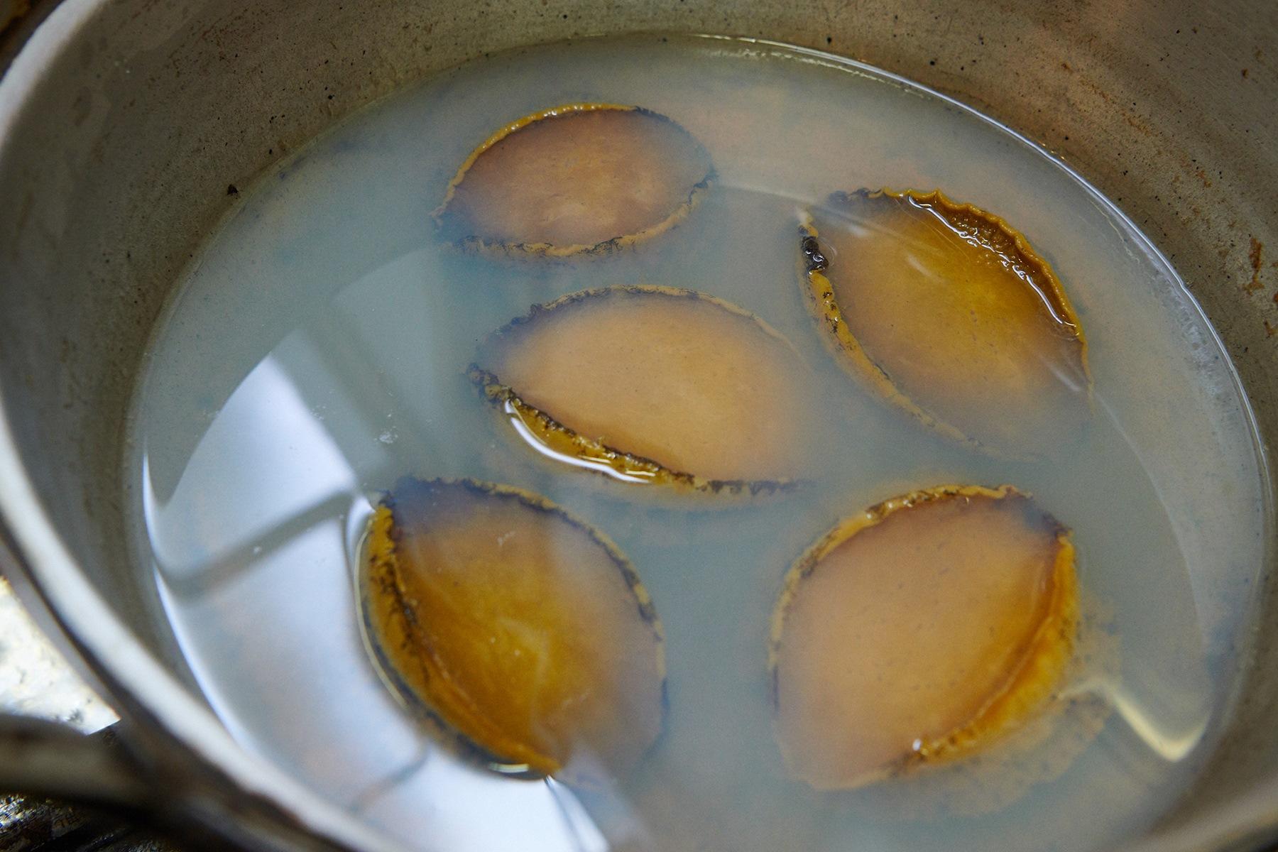酒、塩、水で1時間30分ほど煮た後、そのまま冷ましてゆっくり味をしみ込ませる。