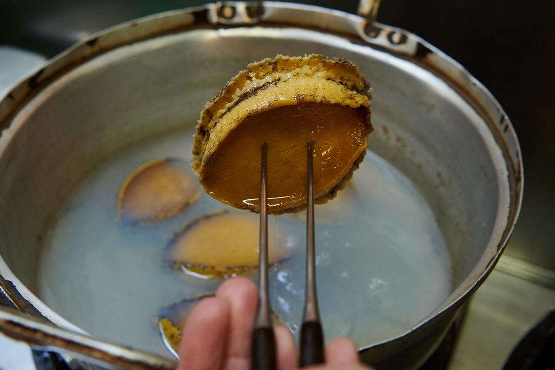 “蒸しあわび”に使うのは、マダカと呼ばれる鮑。大ぶりで肉厚、希少な鮑である。