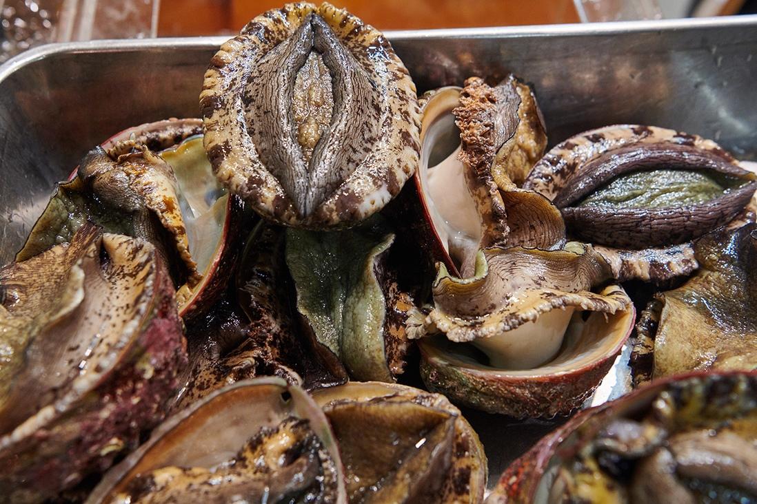 大ぶりの天然の黒鮑がわんさと用意されている。