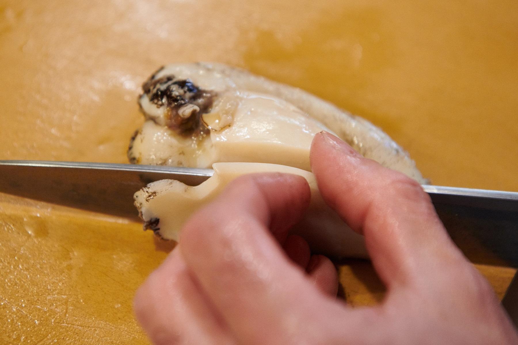 生でも適度な弾力としっとり柔らかい身質が愉しめる。