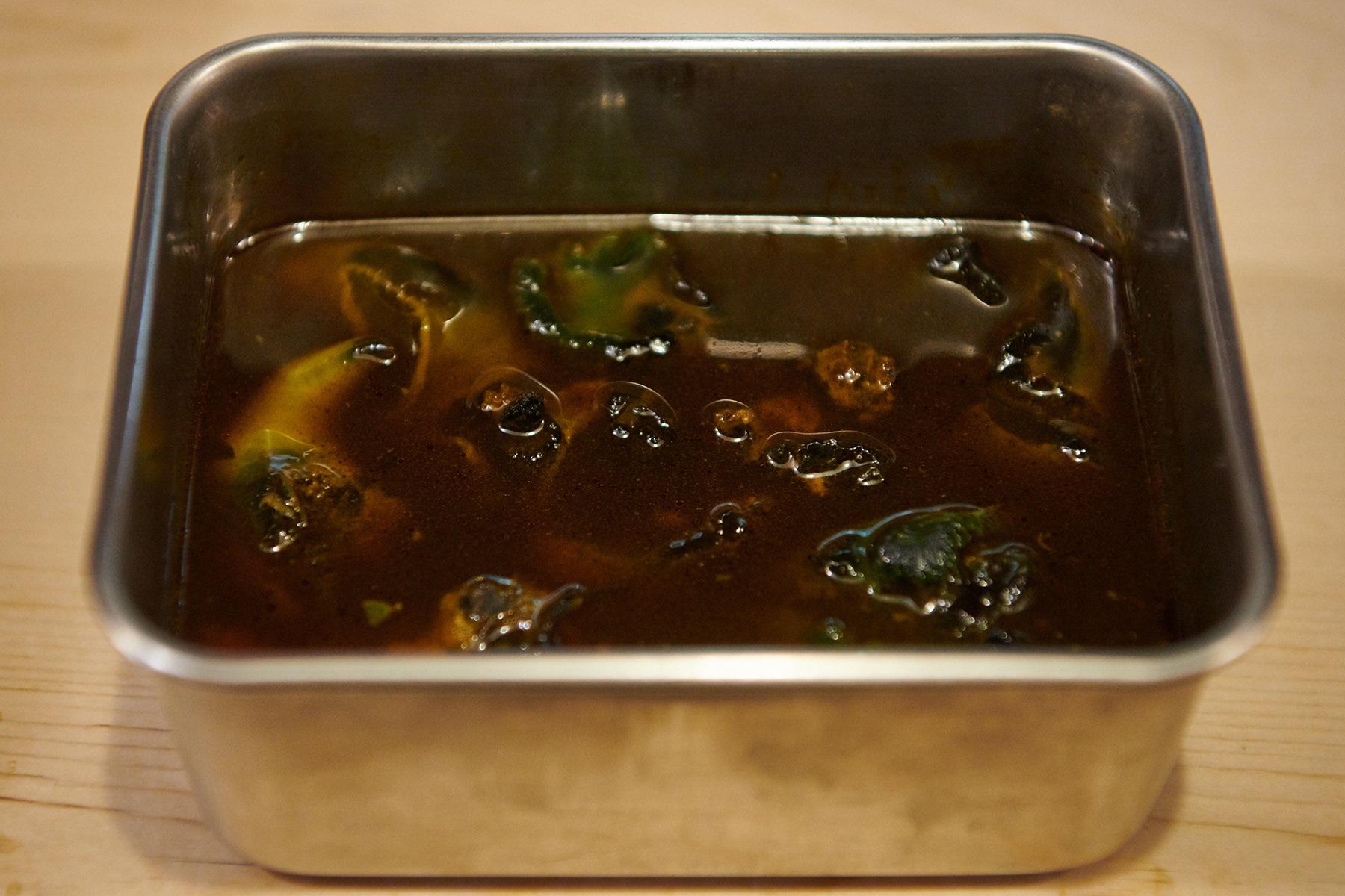 肝は黒鮑とマダカ鮑の混ぜてゆで、その後、穴子を炊くときと同様のつゆで煮ておく。