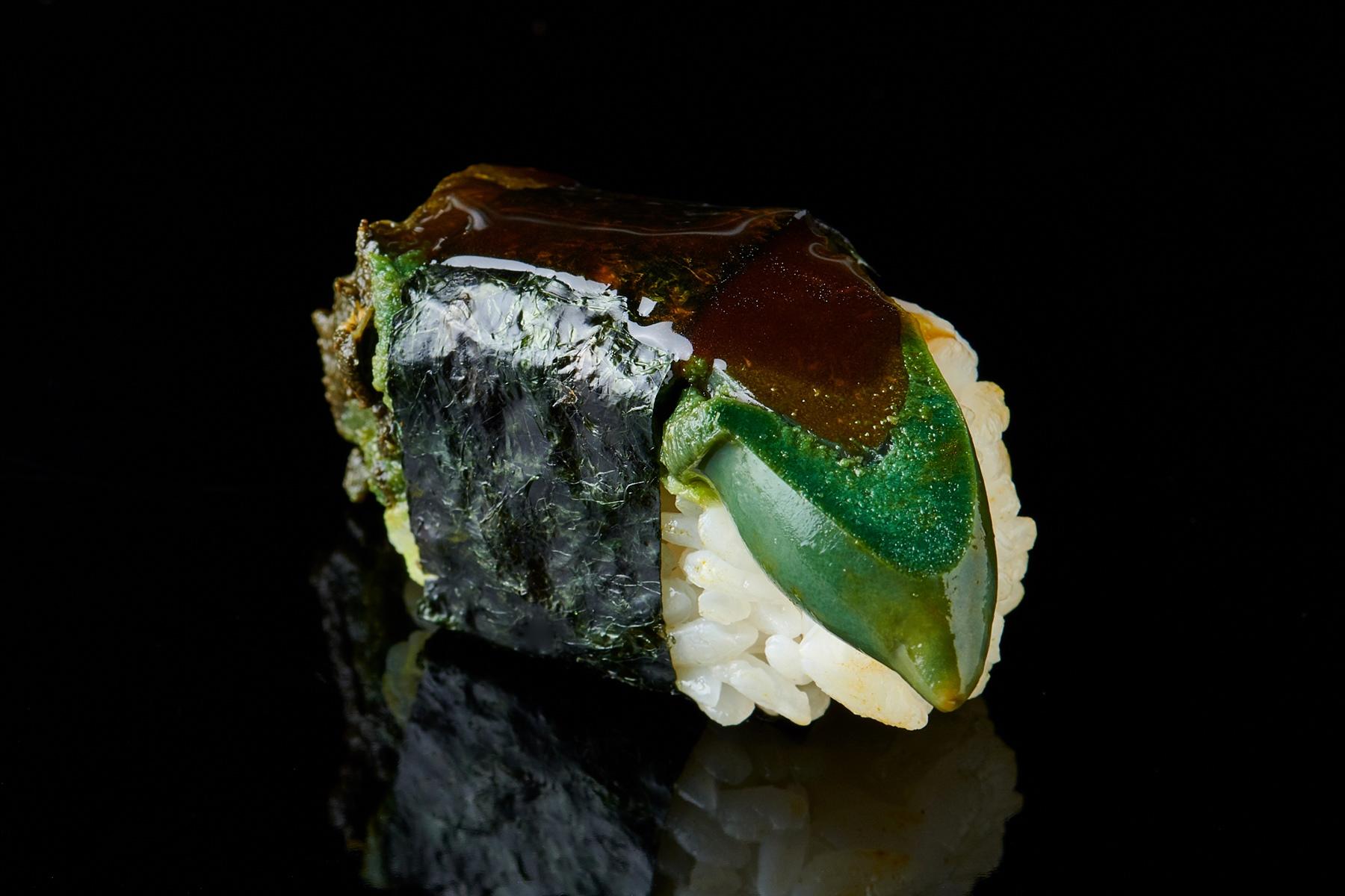 つまみにしたり、鮨種と酢飯の間に忍ばせることが多いが、リクエストがあれば握りにすることもある。