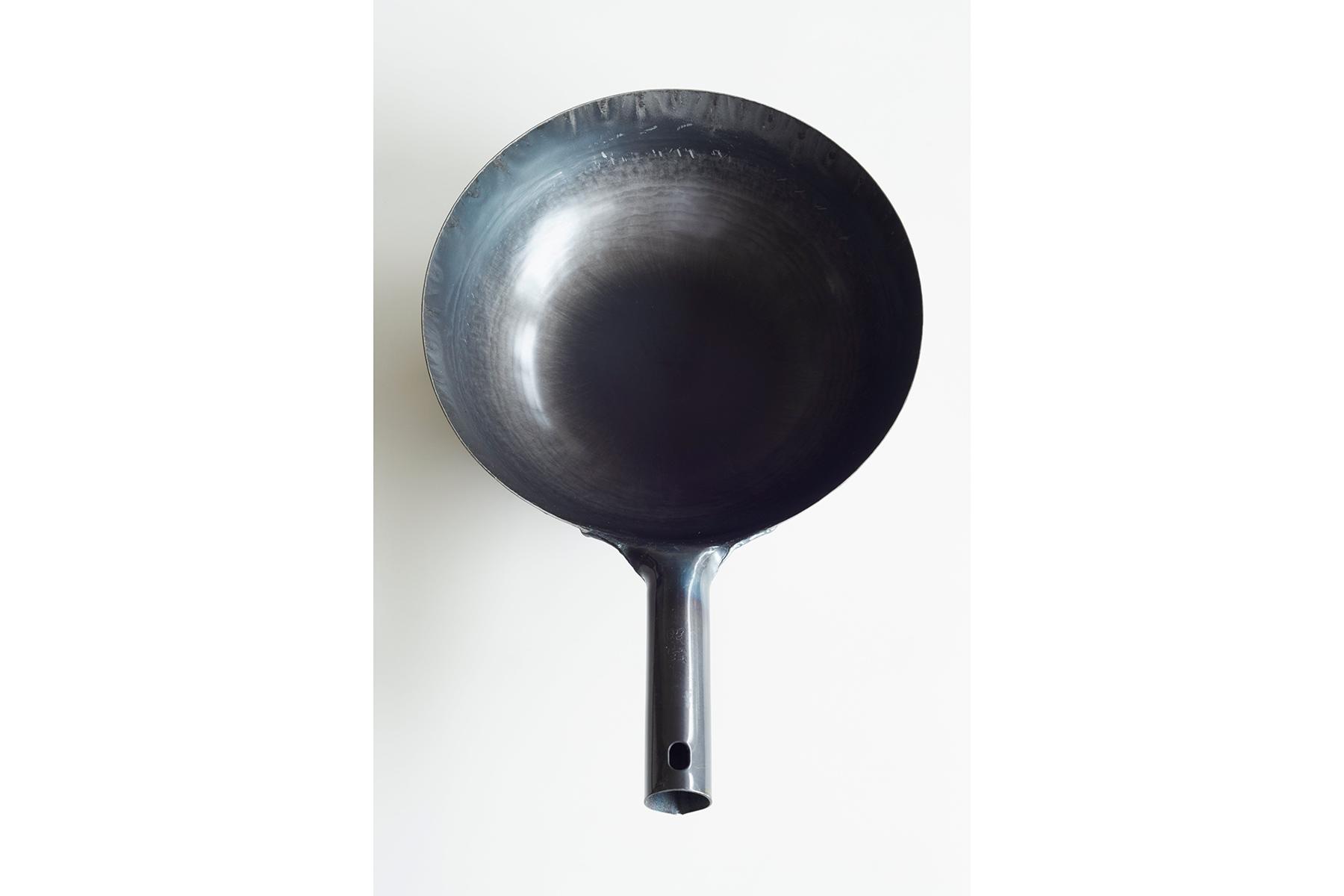 準備万端の中華鍋。27~30cmくらいのものがお薦め。家庭の火力ならあおる必要もないので、女性でも十分使いこなせます。持ち手があまり太くないものが使いやすいです。