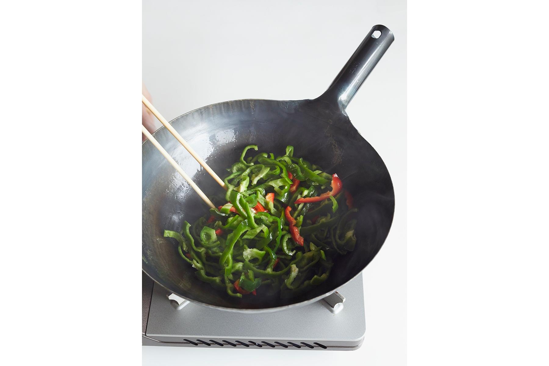 ピーマンの食感を残すために強火で手早くピーマンを炒め、いったん取り出しておきます。