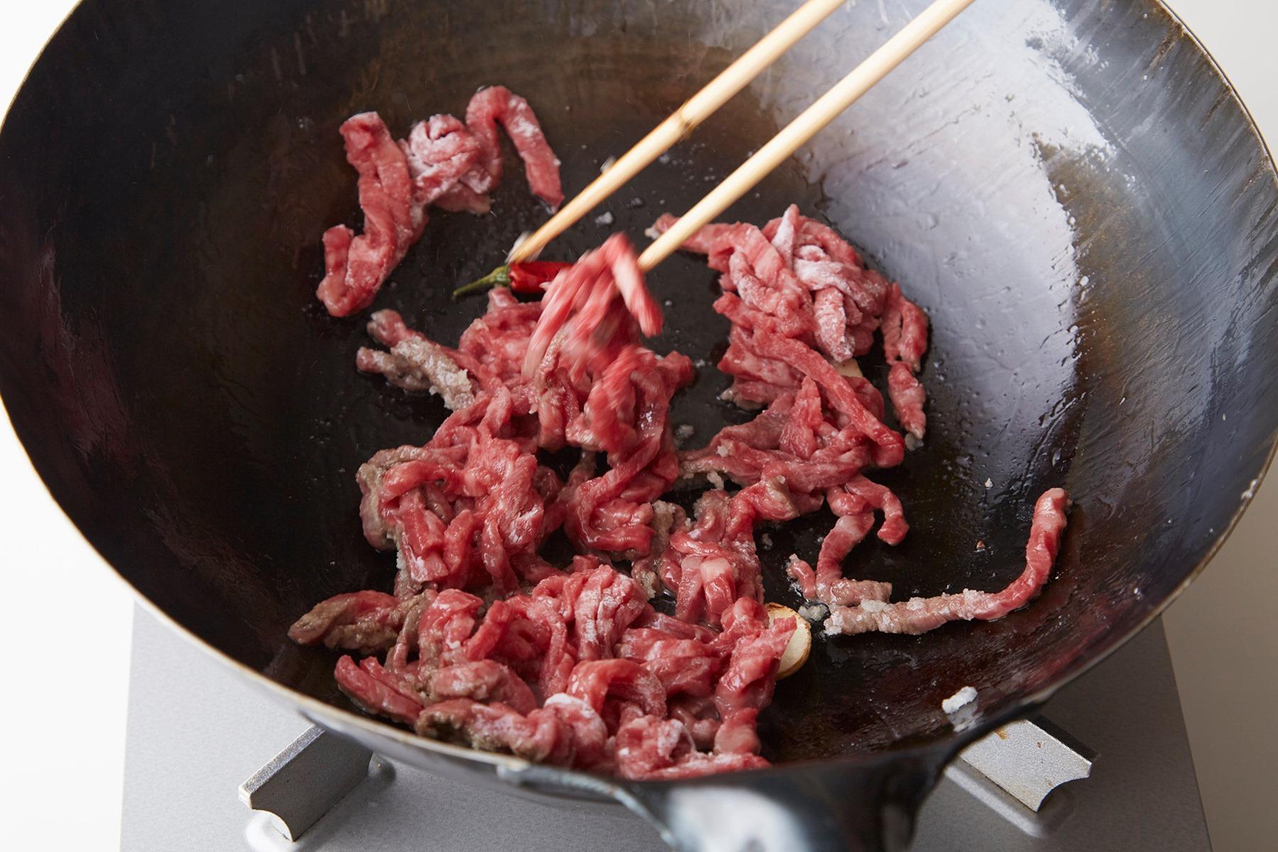 肉は炒め過ぎないように気をつけ、全体に色が変わるまで炒めて。