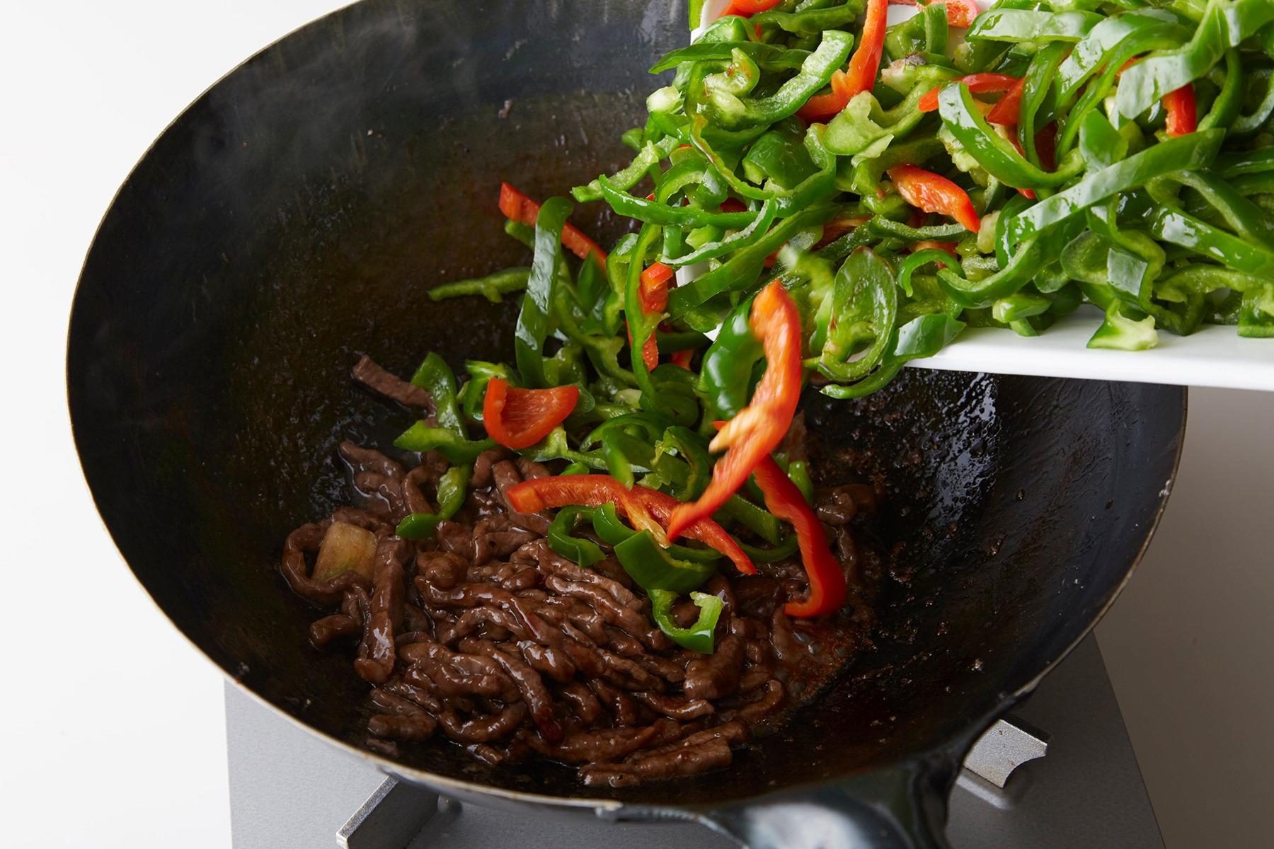 ピーマンを戻し入れたら、全体を大きく混ぜながら仕上げます。