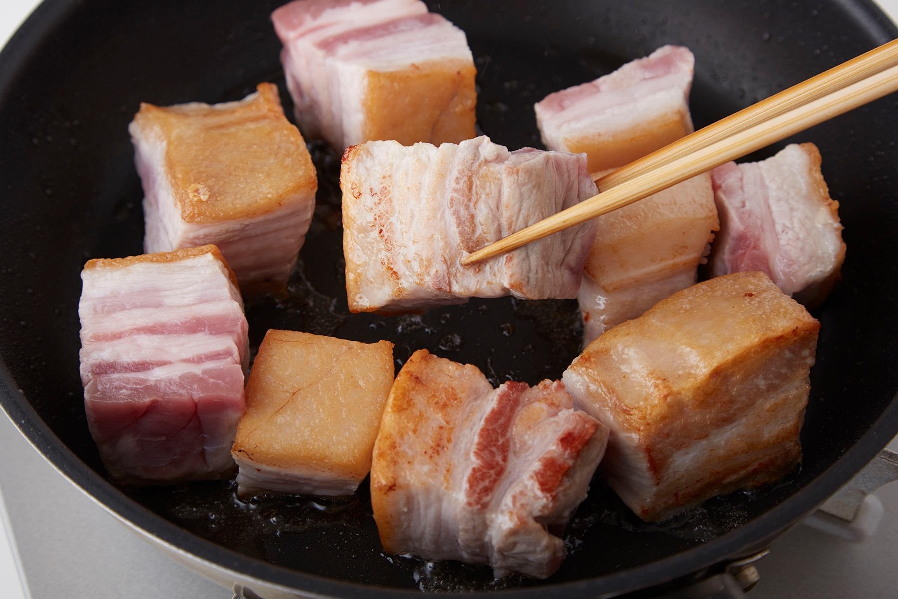 バラ肉は脂が多いので、しっかり焼いて脂を出しておくとさっぱりと仕上がり、また、調味料もよくしみ込むようになります。