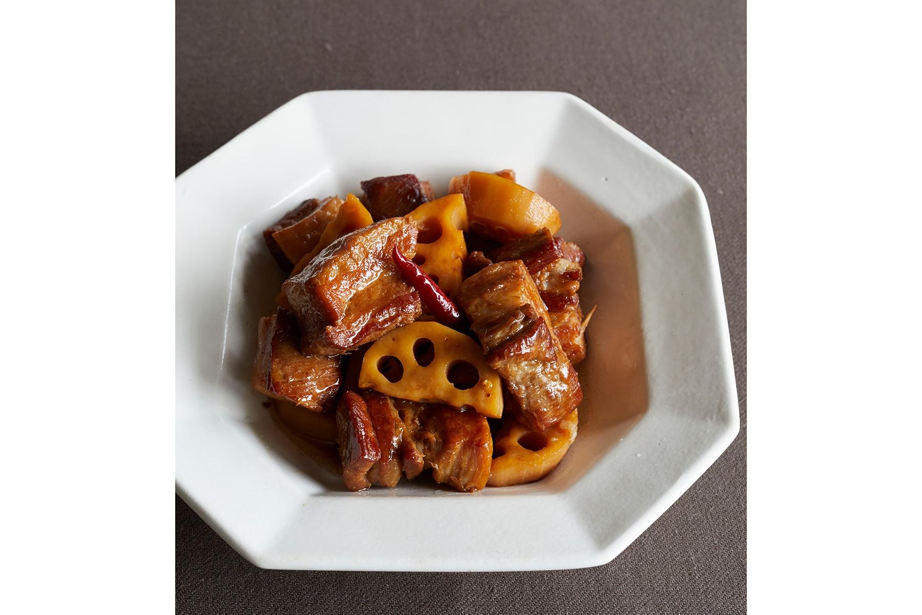 2/3カップの酢を加えても、酸っぱくなりません!肉の脂と酸味が融合しあって、絶妙な味わいに。れんこんにも味がしっかりしみ込んでこの上のないおいしさ。ご飯がすすみます。