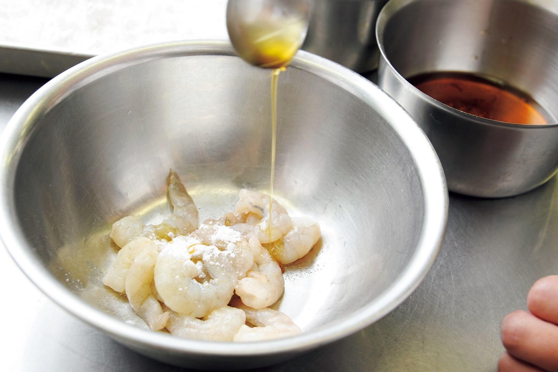 片栗粉と胡麻油を最後にまとわせて、塩と胡椒の下味を閉じ込める。