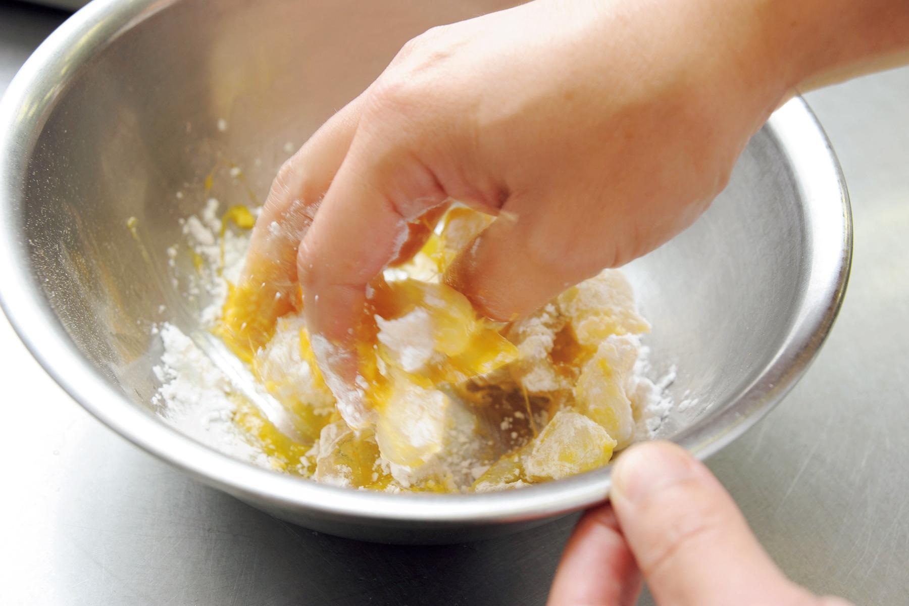 ムラにならないよう、海老に溶き卵と片栗粉を丁寧に混ぜ合わせる。